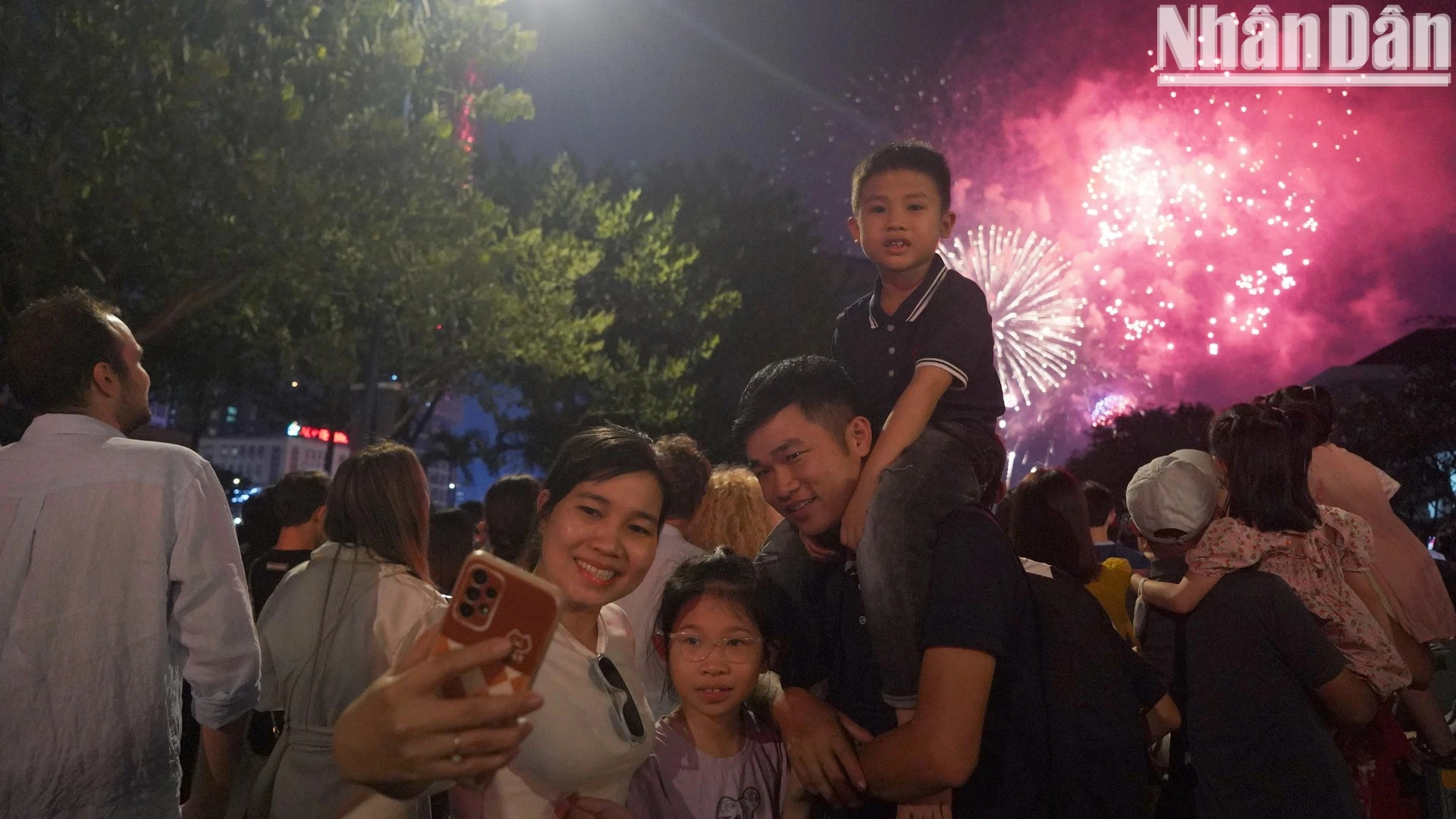 人们加入胡志明市除夕的气氛。