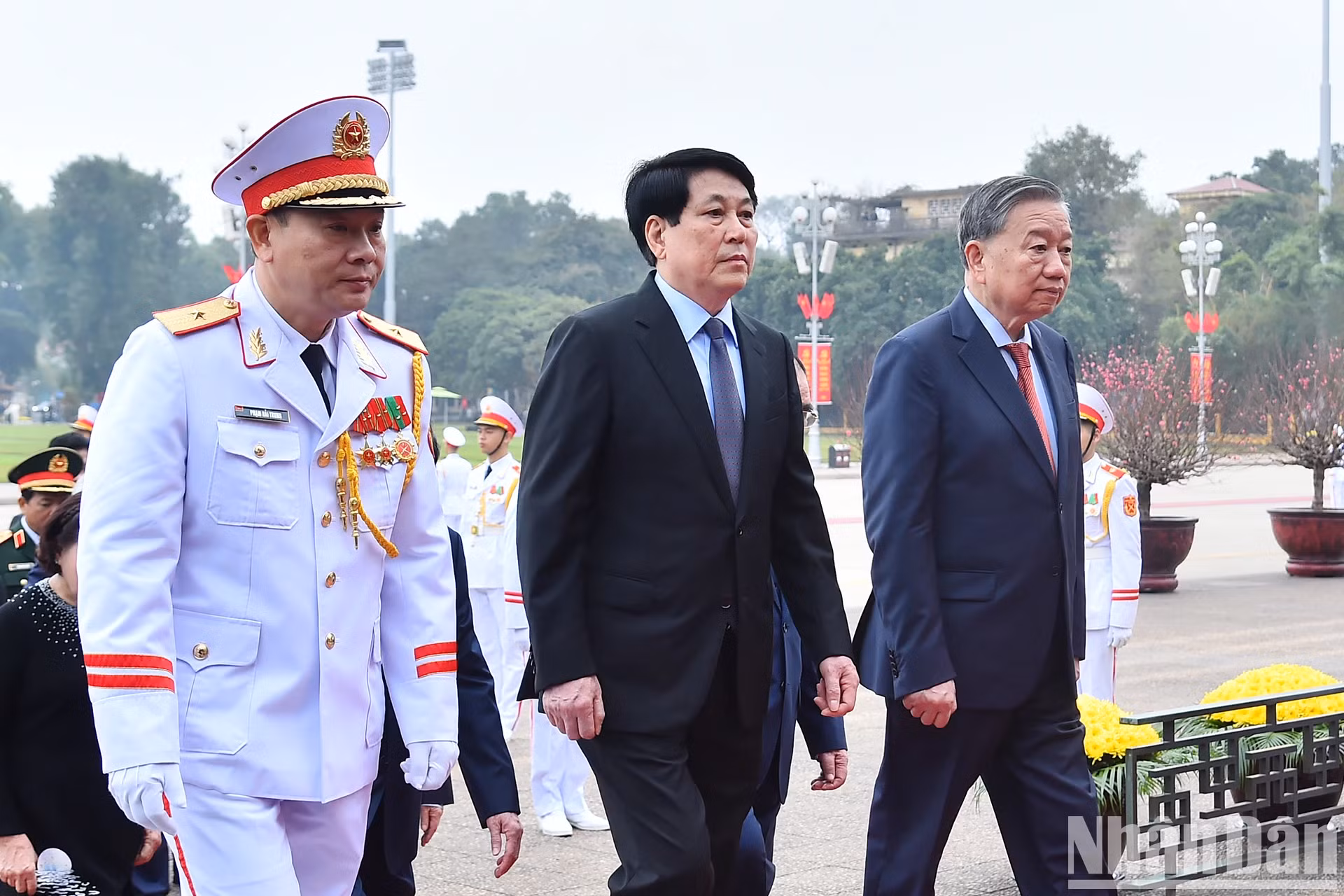 越共中央总书记苏林、越南国家主席梁强等领导入陵瞻仰胡志明主席遗容。