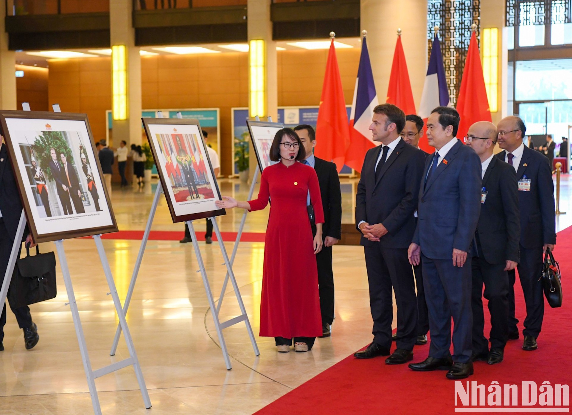 国会主席陈青敏同马克龙总统观看有关越法两国合作关系的图片展。 国会主席陈青敏同马克龙总统观看有关越法两国合作关系的图片展。