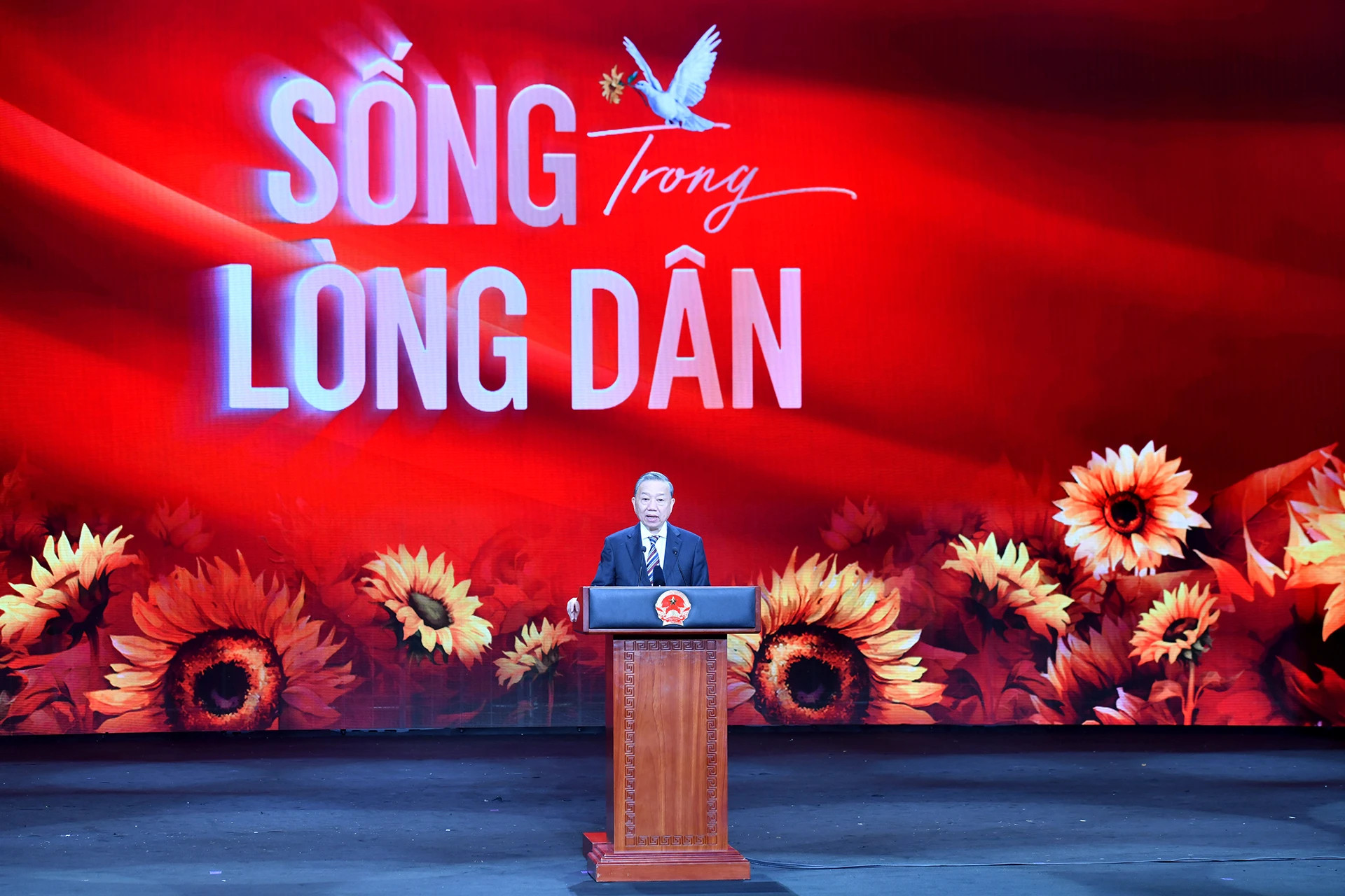 苏林总书记在表彰大会上发表讲话。 苏林总书记在表彰大会上发表讲话。