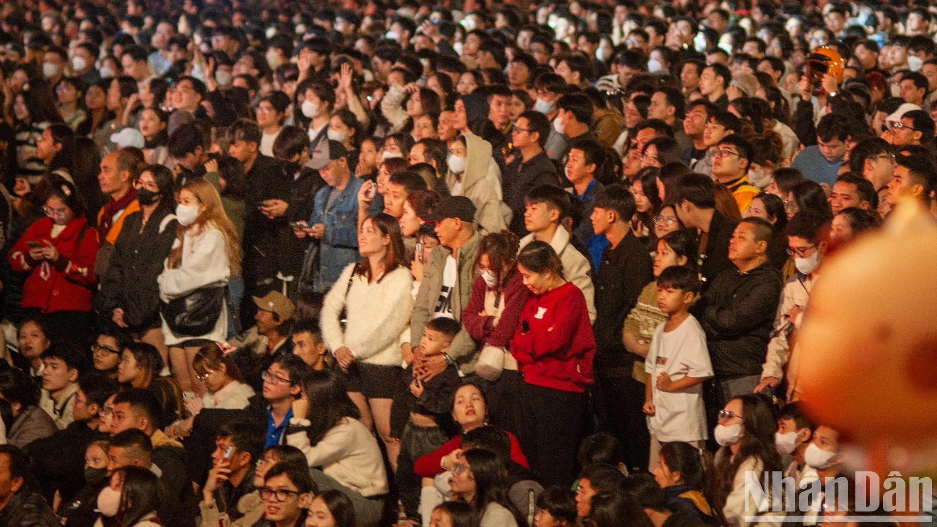 岘港人民对2025年除夕夜感到兴奋。