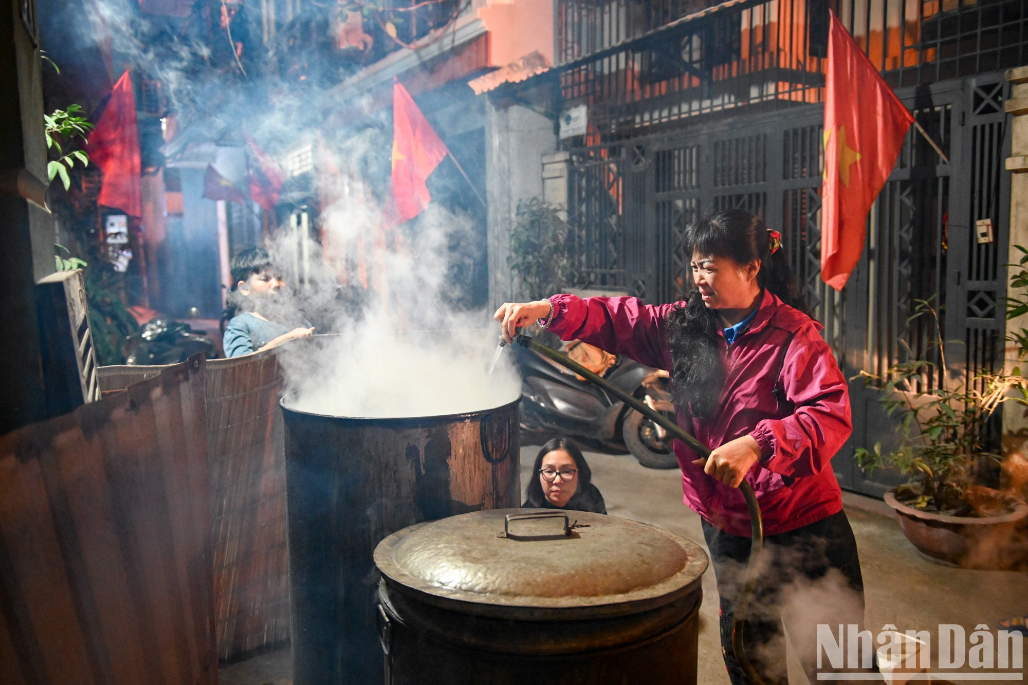 粽子按照传统方式煮,需要12个小时才能捞出,而且还要不断加水加柴,确保粽子均匀煮熟。 粽子按照传统方式煮,需要12个小时才能捞出,而且还要不断加水加柴,确保粽子均匀煮熟。