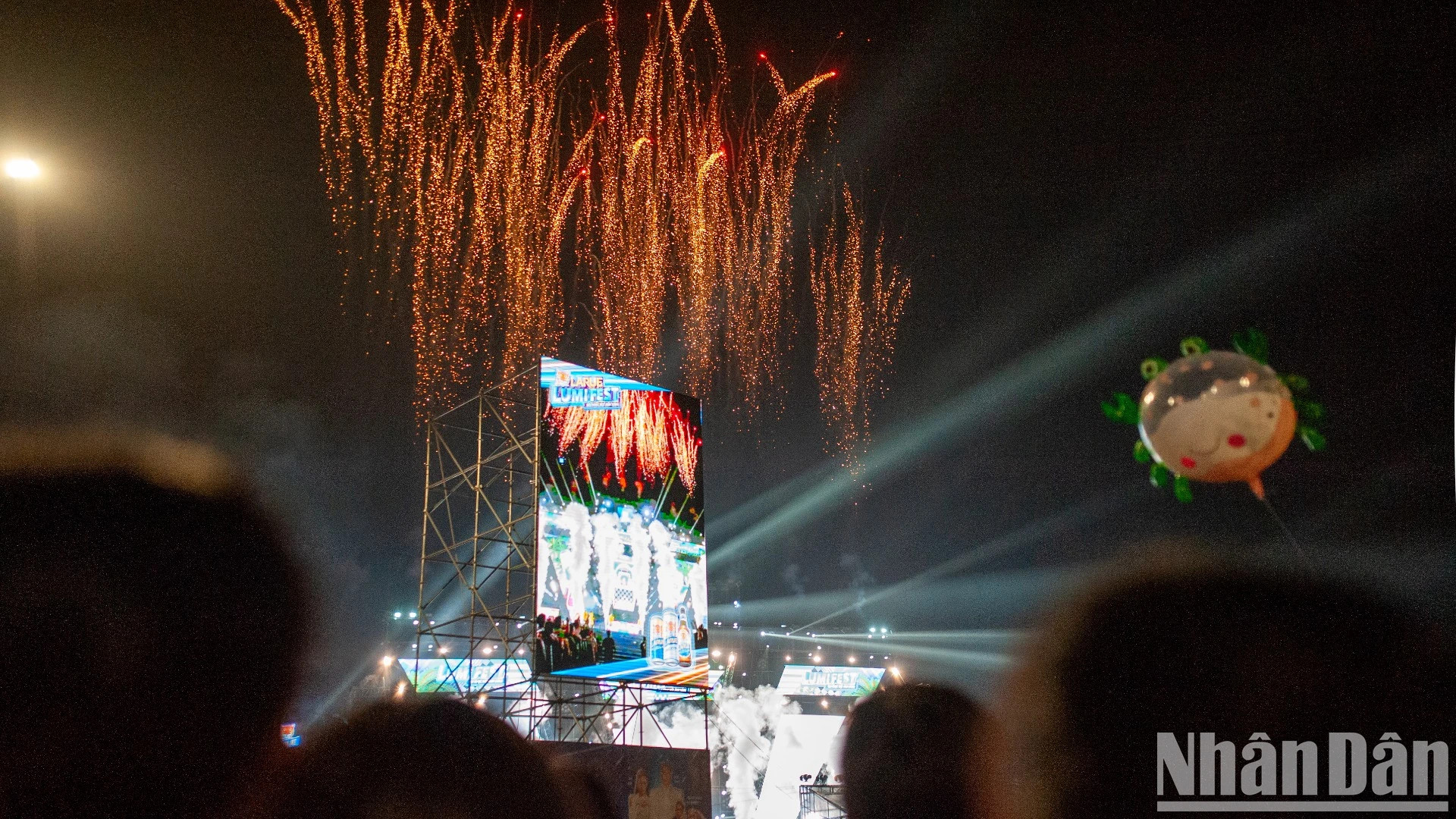 倒数结束后，烟花绽放迎接新年。