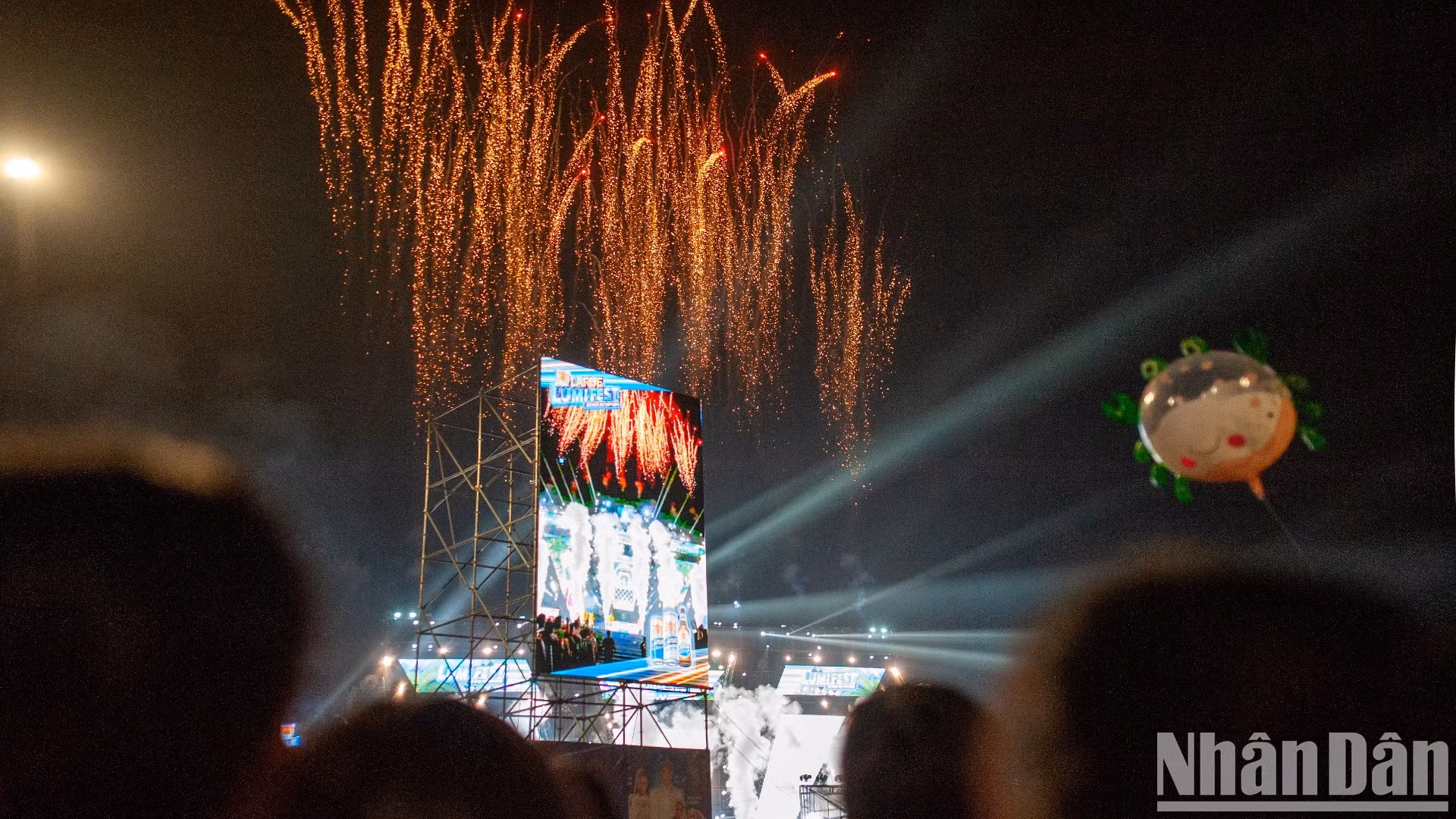 倒数结束后，烟花绽放迎接新年。