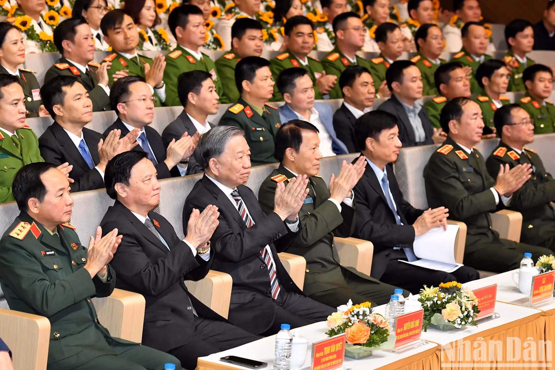 苏林总书记与各位代表出席活动。 苏林总书记与各位代表出席活动。