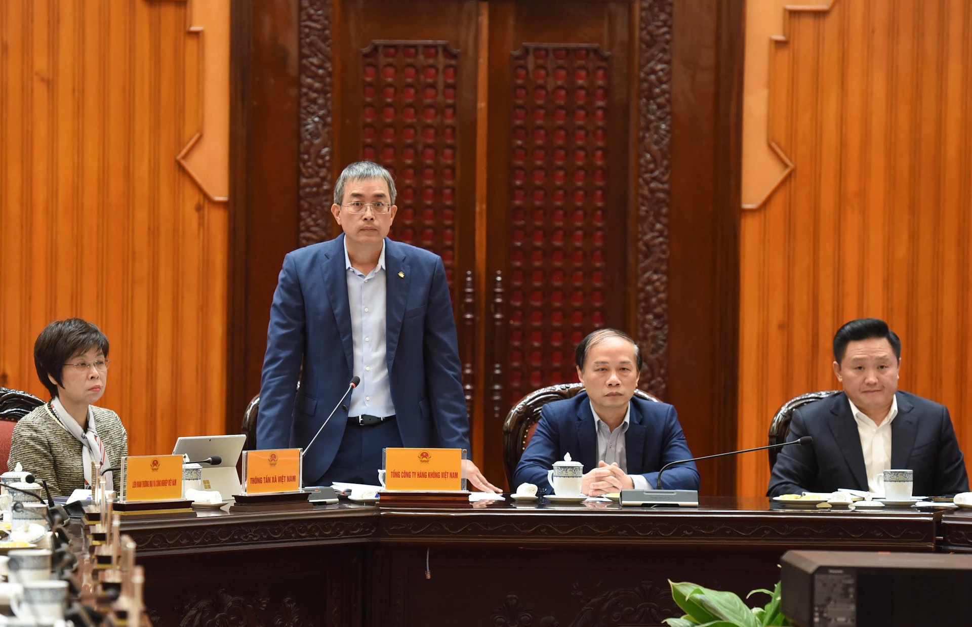 越航董事长邓玉和发表讲话。