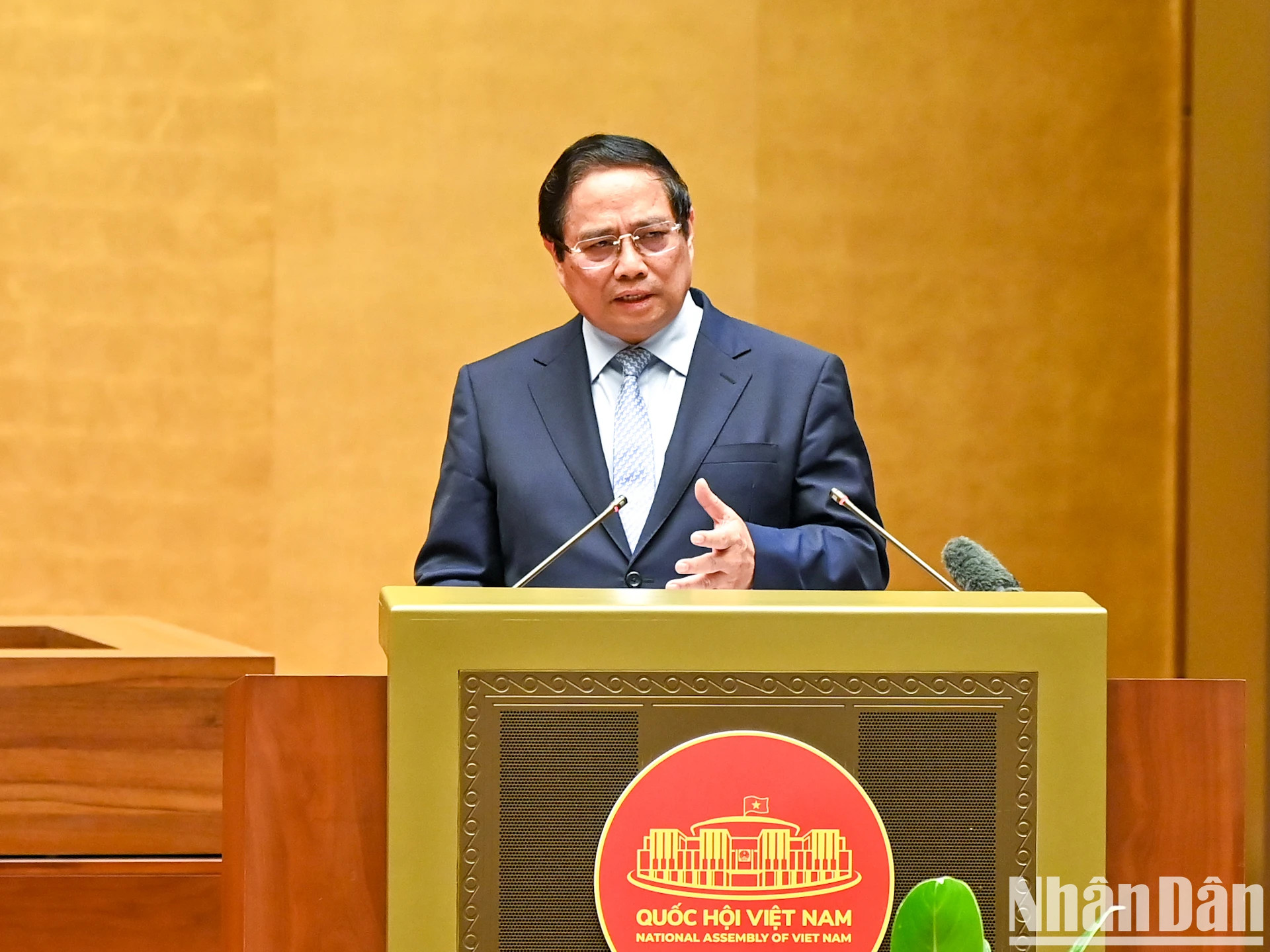 范明正总理就提交越共第十四次全国代表大会的文件草案作专题报告。 范明正总理就提交越共第十四次全国代表大会的文件草案作专题报告。