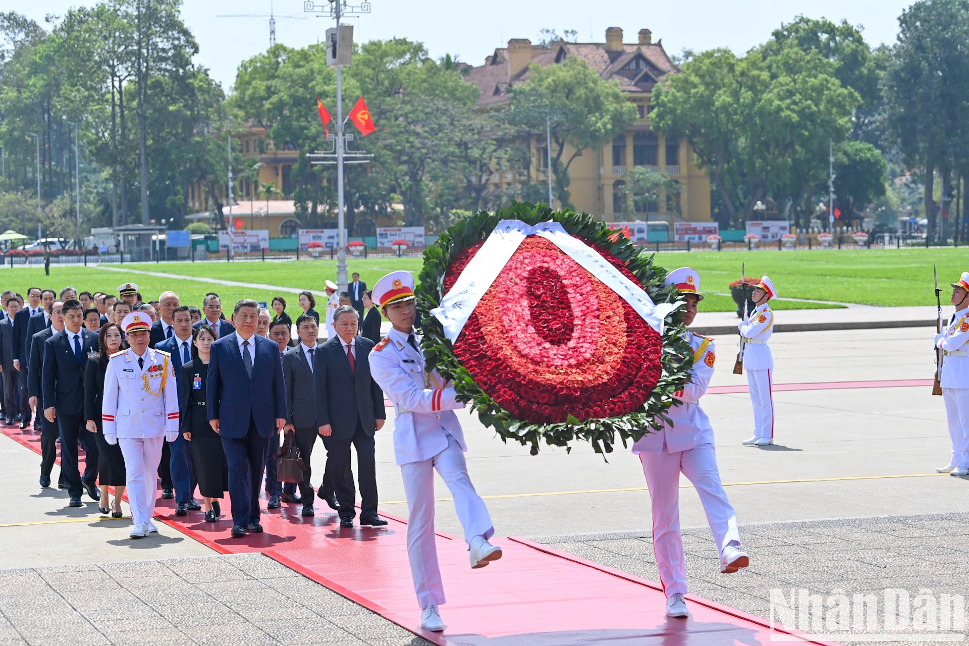 越共中央总书记苏林与中共中央总书记、中国国家主席习近平敬献花圈并入陵瞻仰胡志明主席遗容。