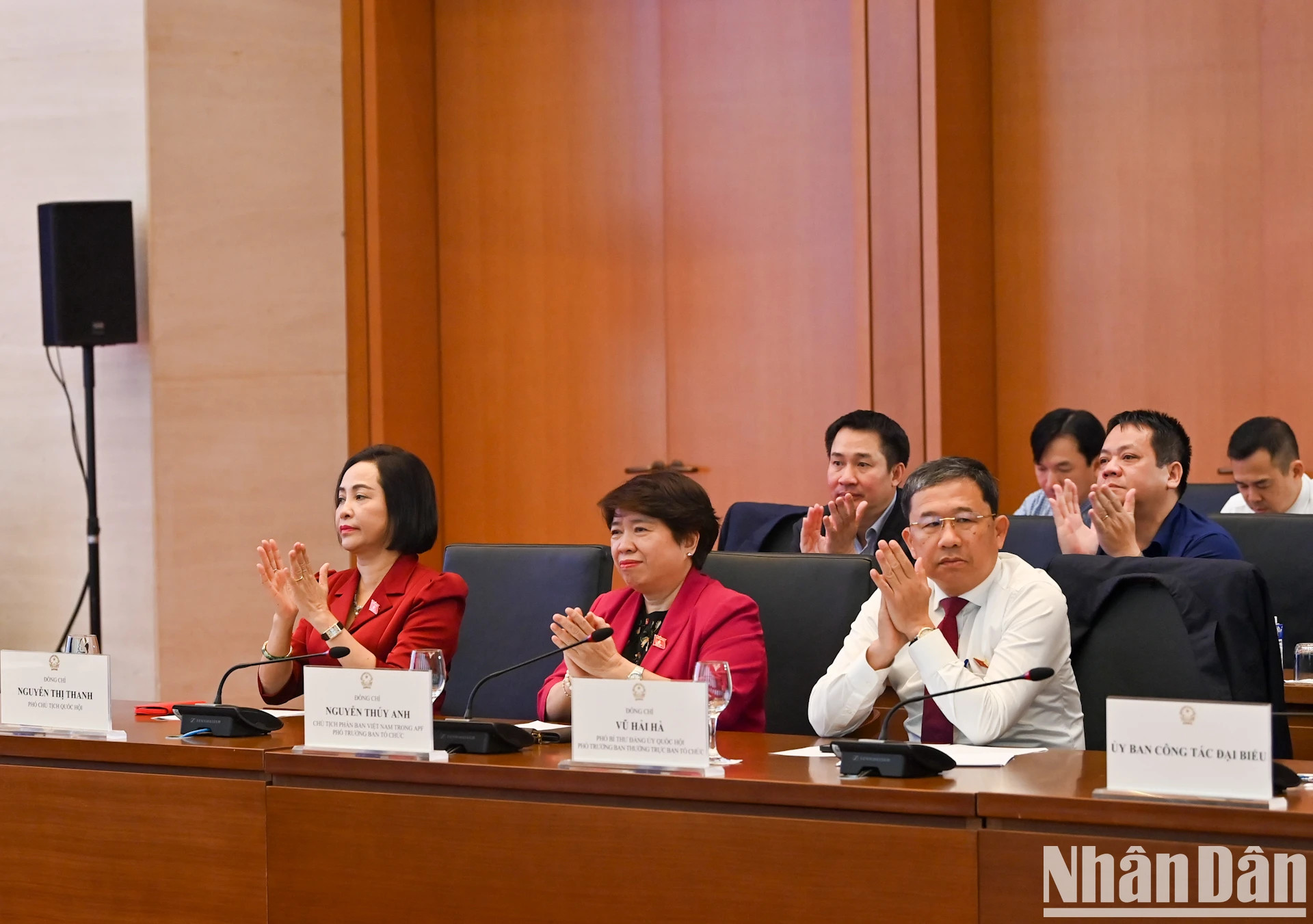 越南国会副主席阮氏青以及各位代表出席会议。 越南国会副主席阮氏青以及各位代表出席会议。