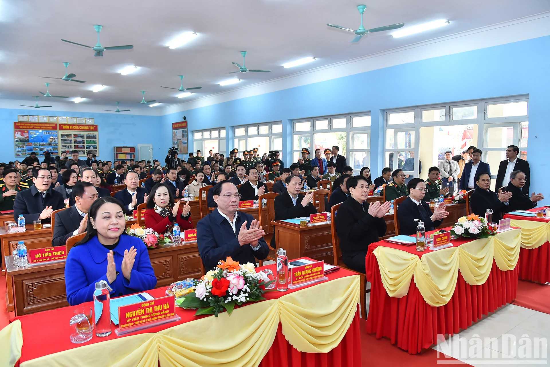 此前，梁强主席率团走访慰问了谅山省军事指挥部第123团第1营干部战士并赠送礼物。