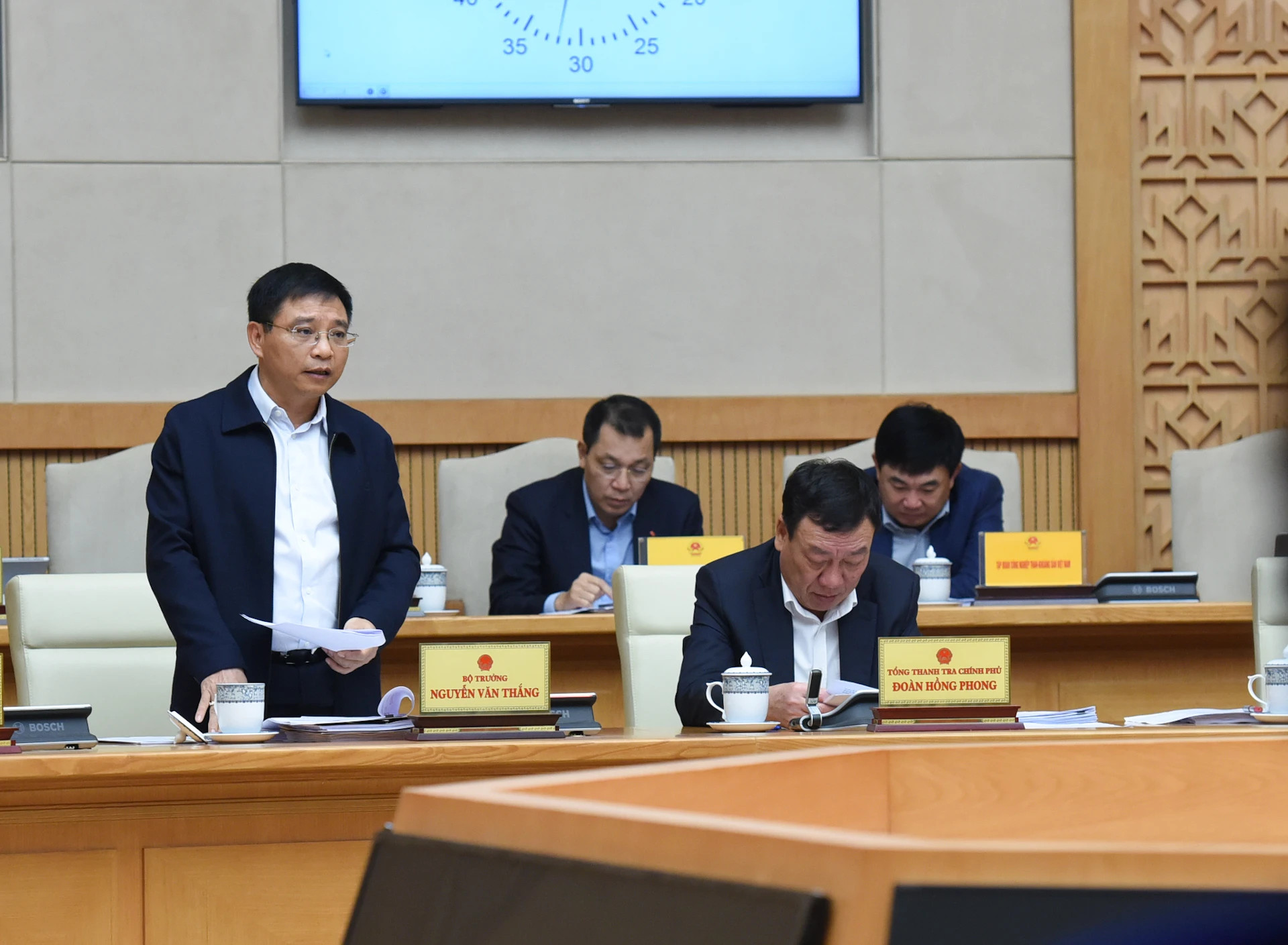 财政部部长阮文胜在会上发表讲话。