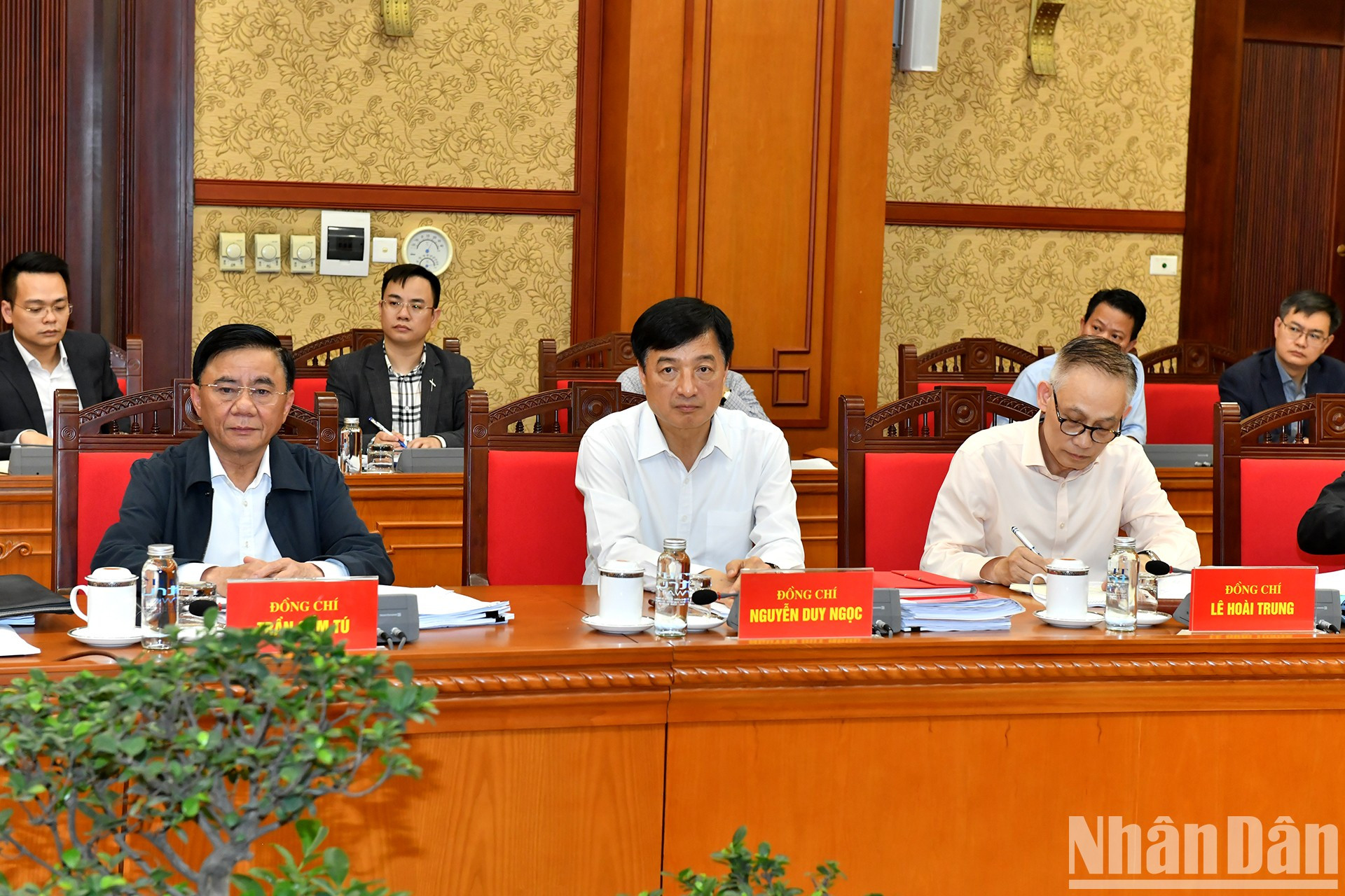 执委会成员和各位代表出席会议。