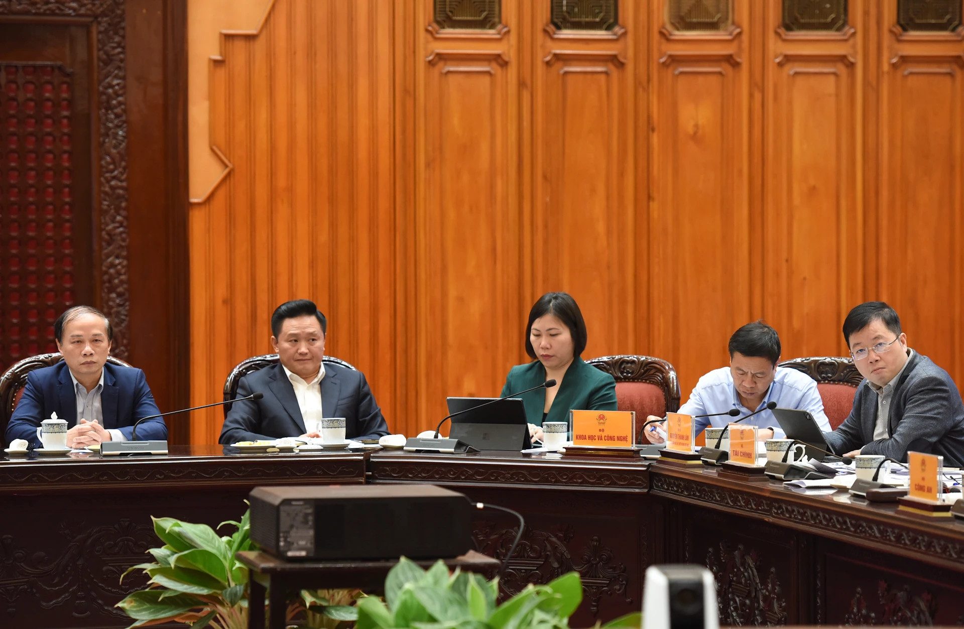 各部委行业领导人出席会议。