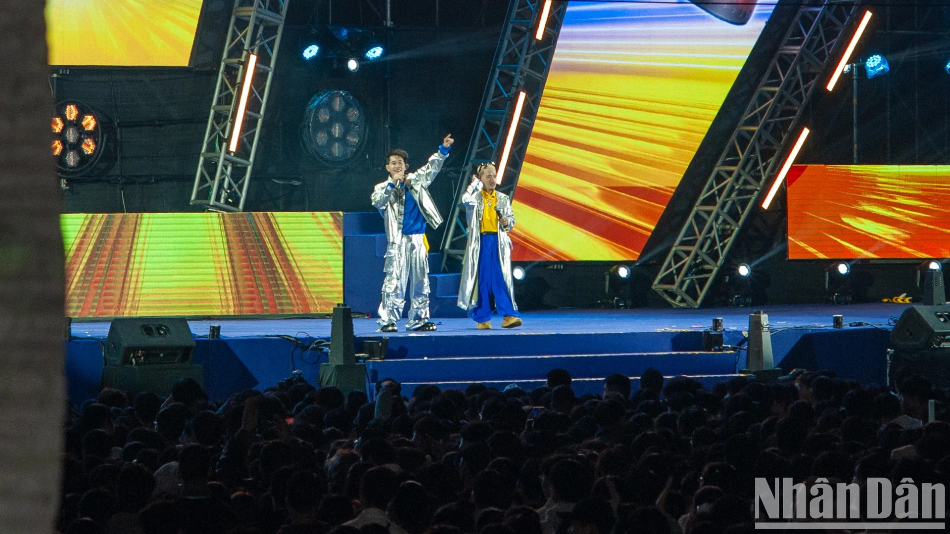 该节目有很多著名歌手的参与。