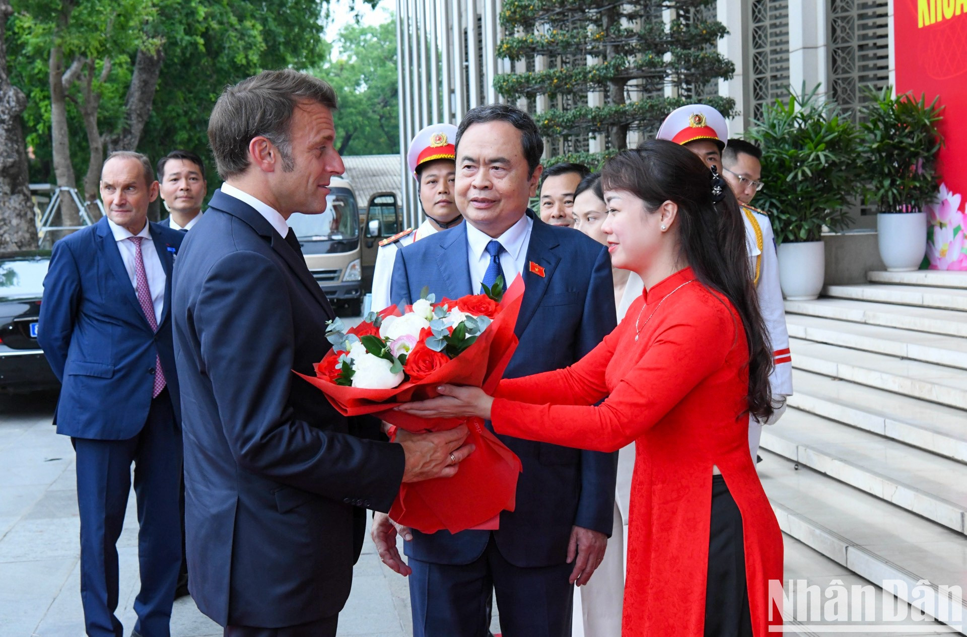 越南国会办公厅人员送花欢迎法国总统埃马纽埃尔·马克龙。 越南国会办公厅人员送花欢迎法国总统埃马纽埃尔·马克龙。