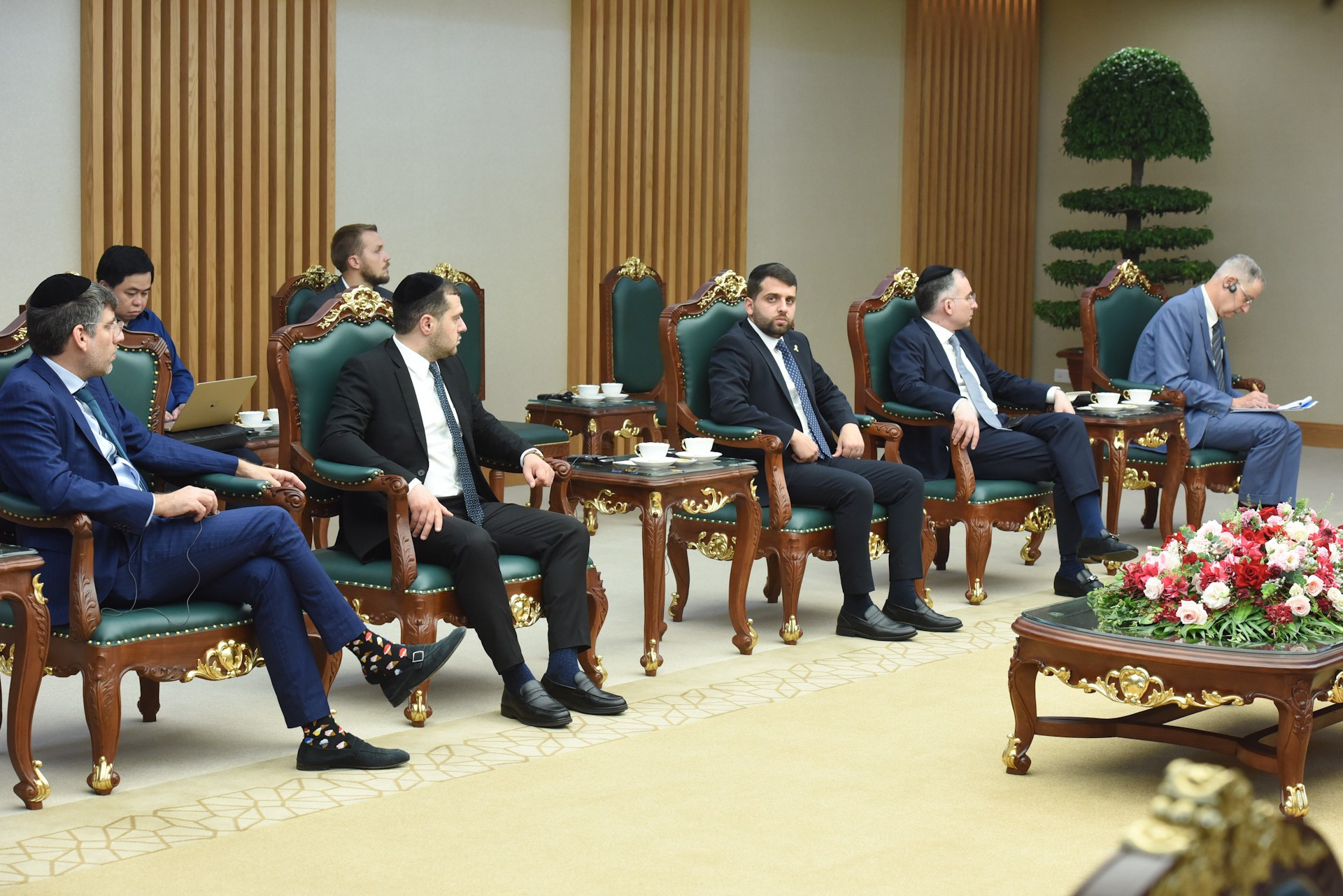 陪同以色列劳工部部长出席会见的各位代表。