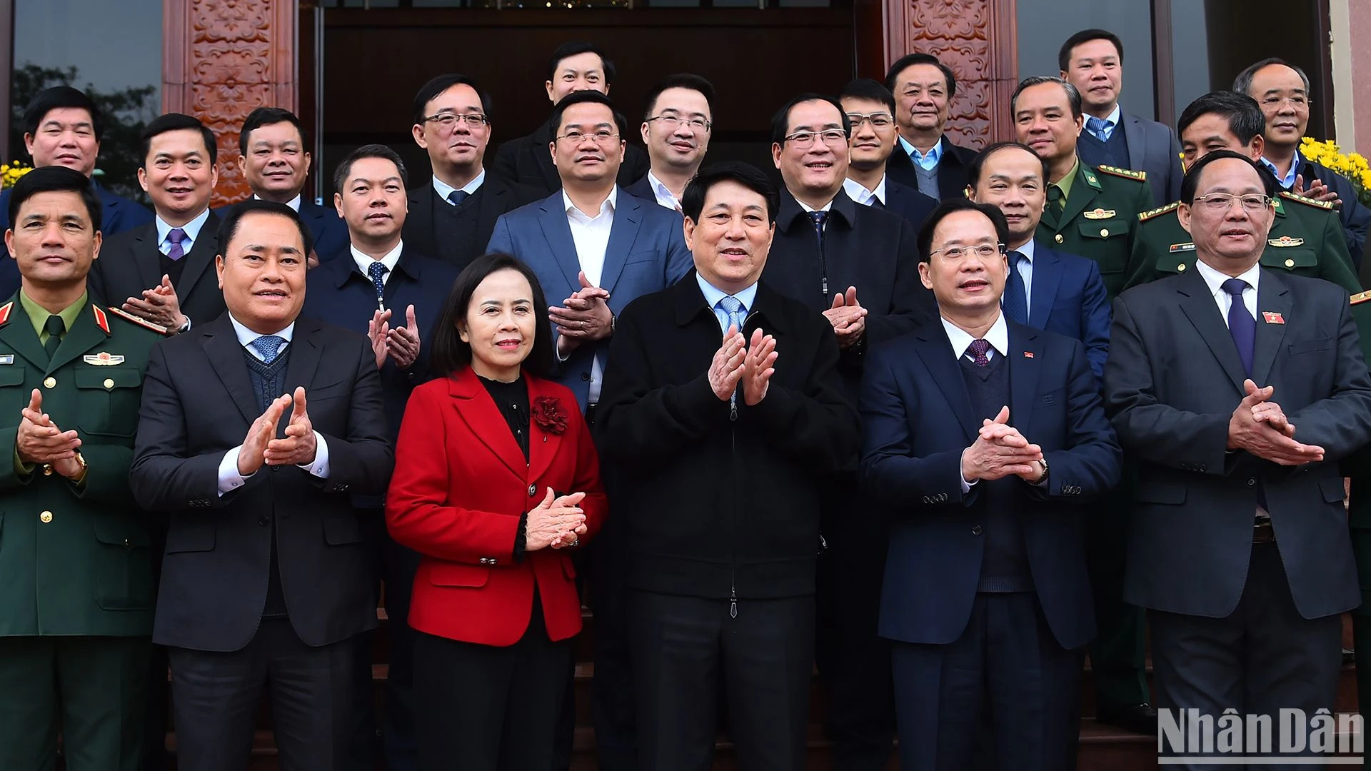 梁强主席同各位领导代表合影留念。