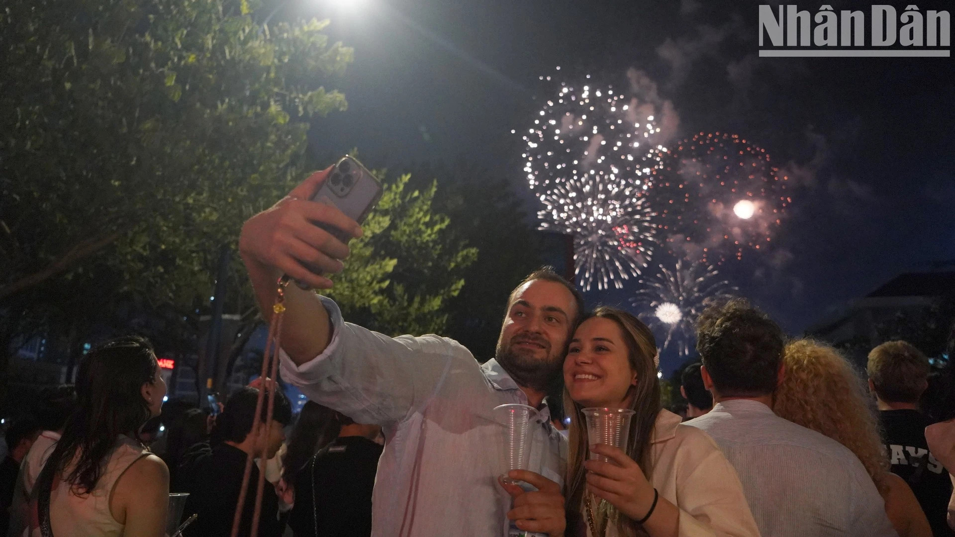 告别旧的2024年，迎接充满新计划的2025年，许多民众和游客分享着兴奋的心情，祝愿亲朋好友在新的一年里平安。