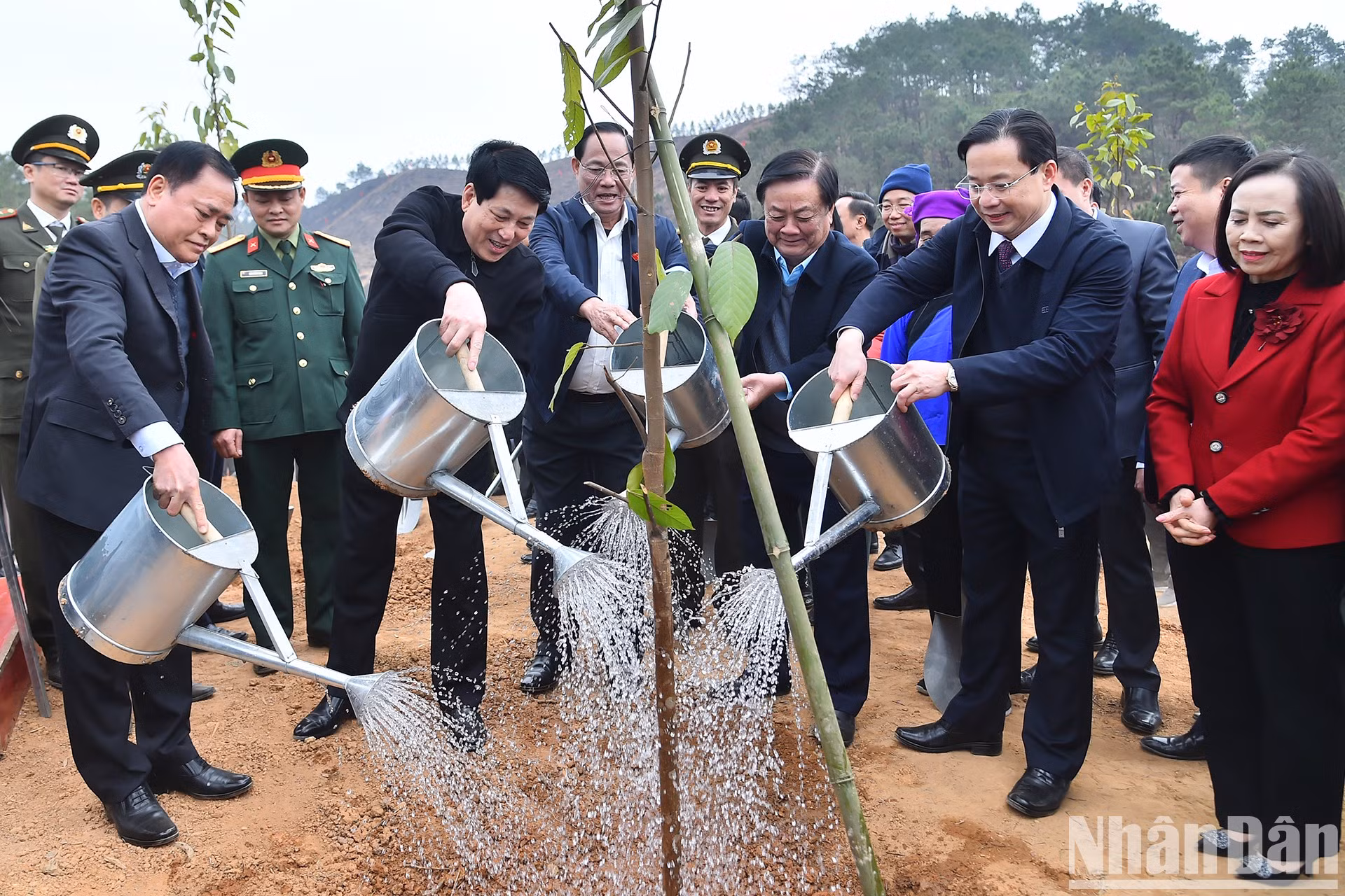 梁强主席以及代表们在启动仪式上浇树。