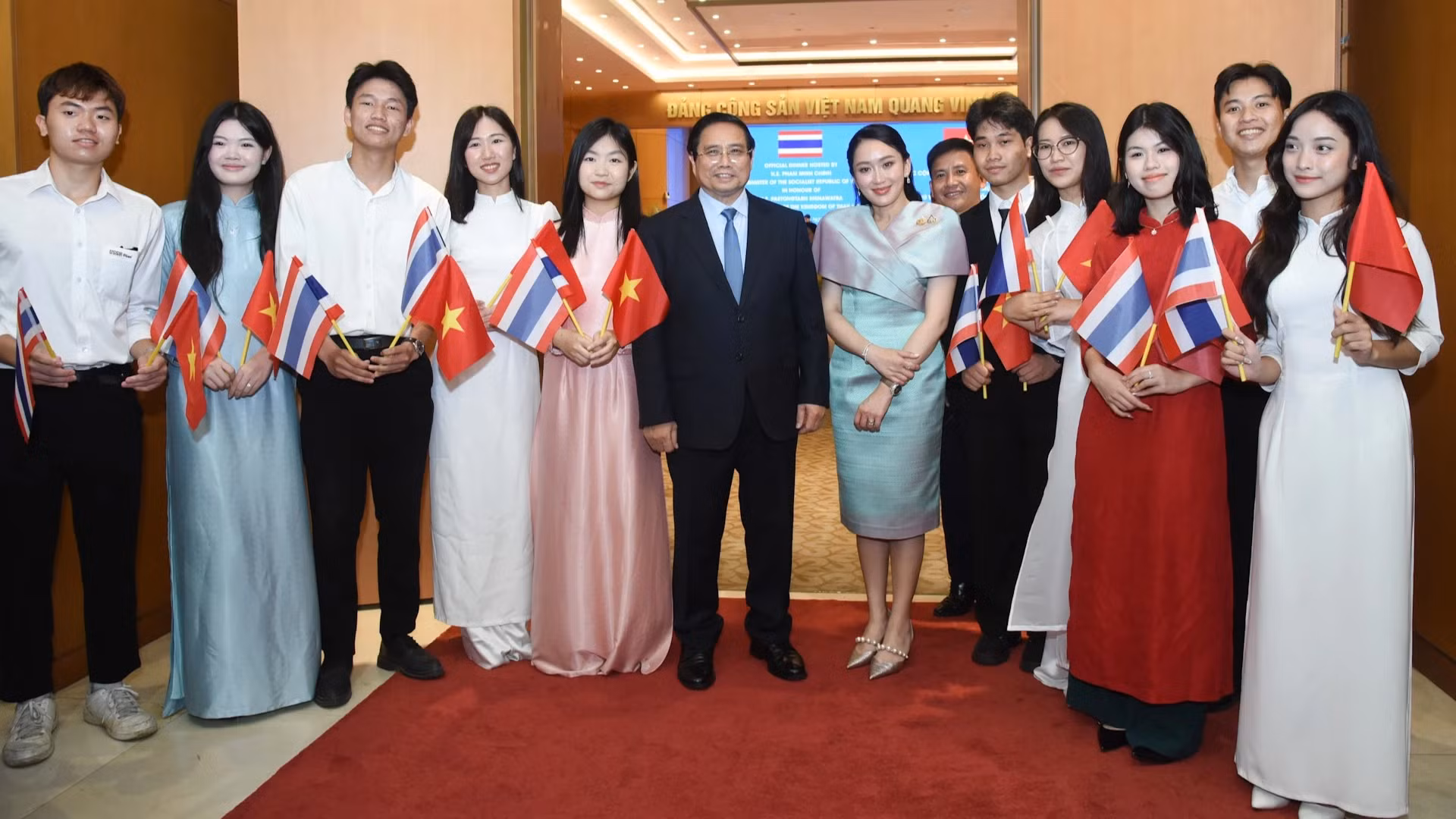 范明正总理与佩通坦总理和国家大学的学生们合影。