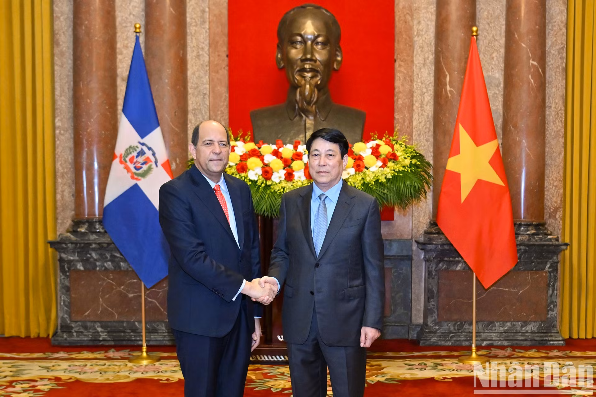 国家主席梁强和多米尼加共和国新任驻越南大使Reinaldo Rafael Espinal Nunez。