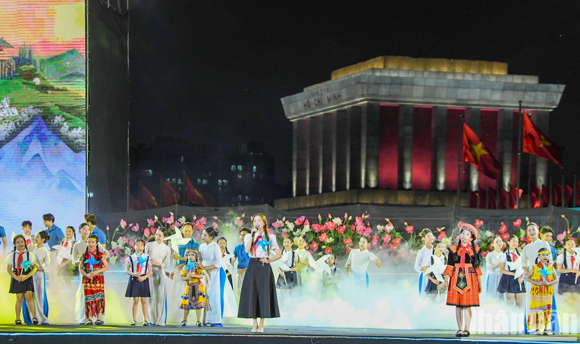 本次晚会共分为“阮生恭 - 阮必成”、“阮爱国 - 胡志明”、“越南!奋发图强纪元”等三个篇章进行。 本次晚会共分为“阮生恭 - 阮必成”、“阮爱国 - 胡志明”、“越南!奋发图强纪元”等三个篇章进行。