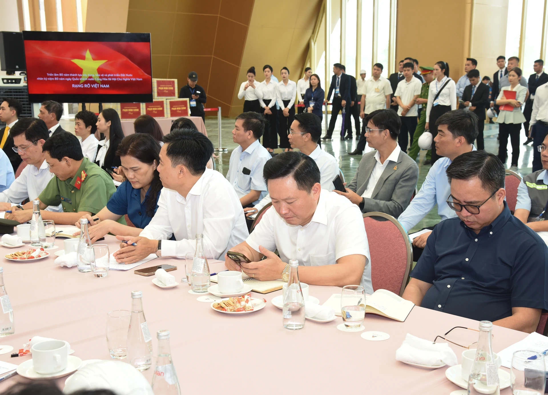 会与代表们。 会与代表们。