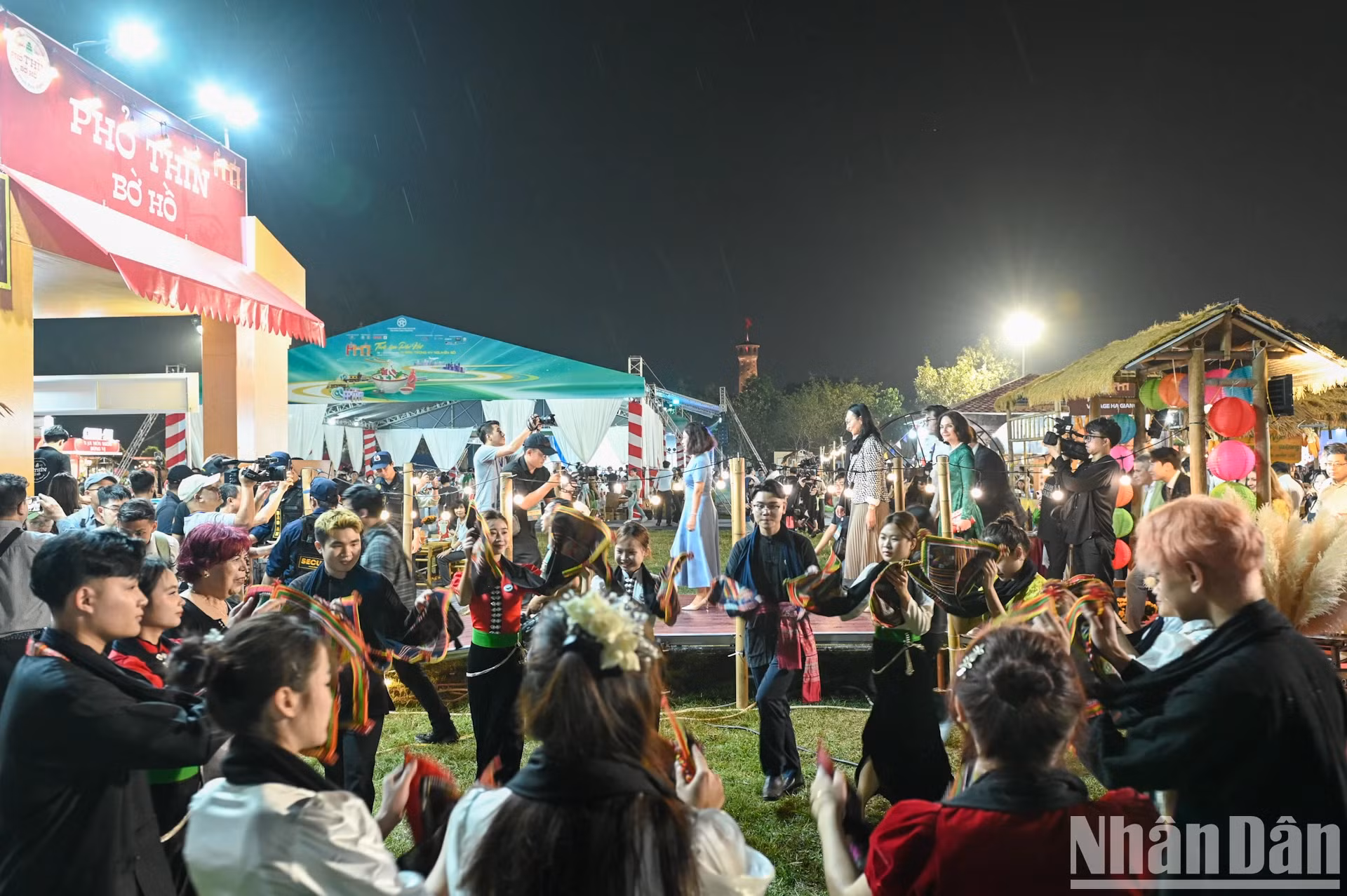 2025年“越南河粉节”吸引河内市领导代表、各国驻越外交机构、国际组织近200位代表出席以及众多国内外游客和市民的参加。 2025年“越南河粉节”吸引河内市领导代表、各国驻越外交机构、国际组织近200位代表出席以及众多国内外游客和市民的参加。