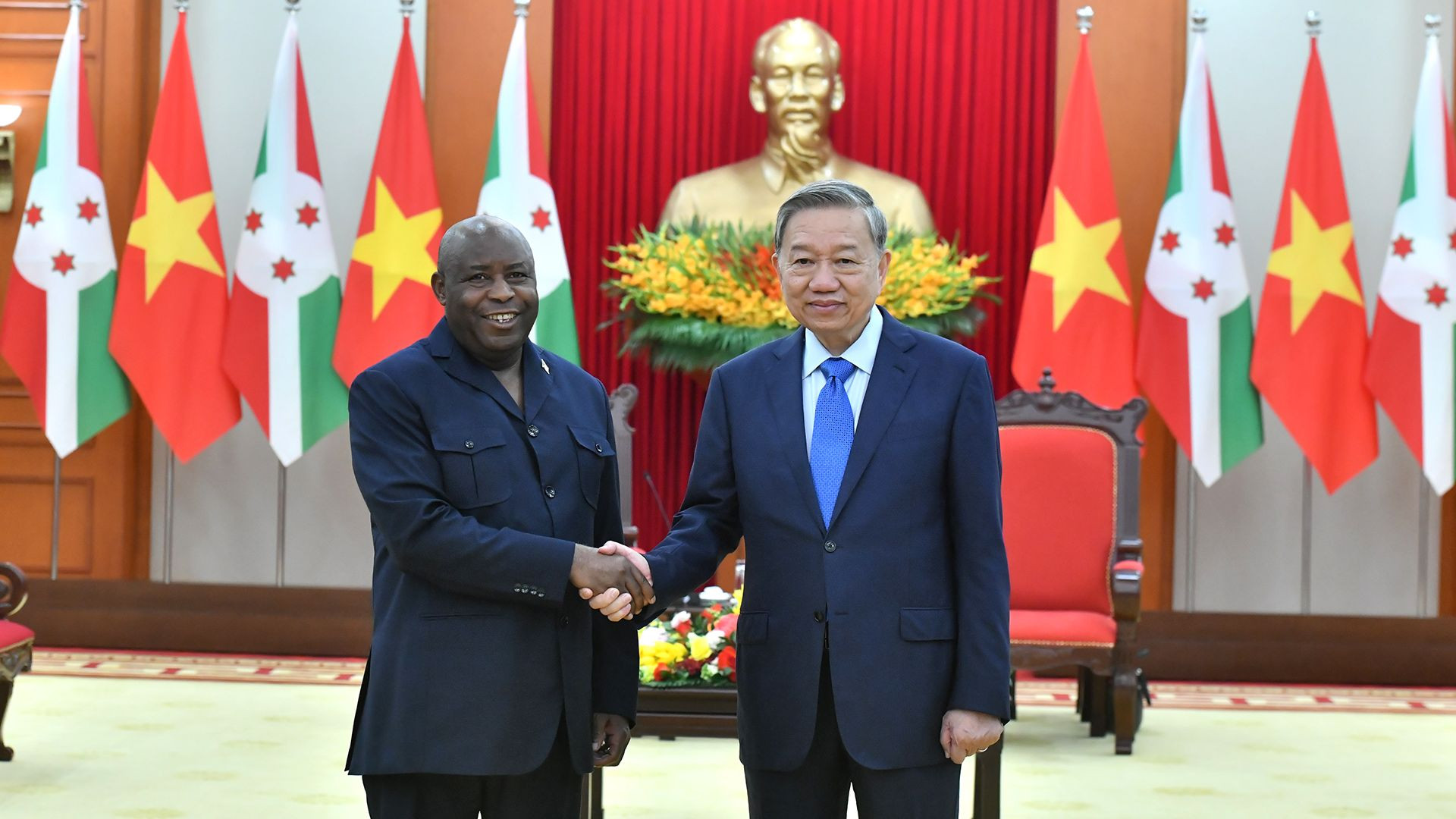 越共中央总书记苏林会见布隆迪总统埃瓦里斯特·恩达伊施米耶。