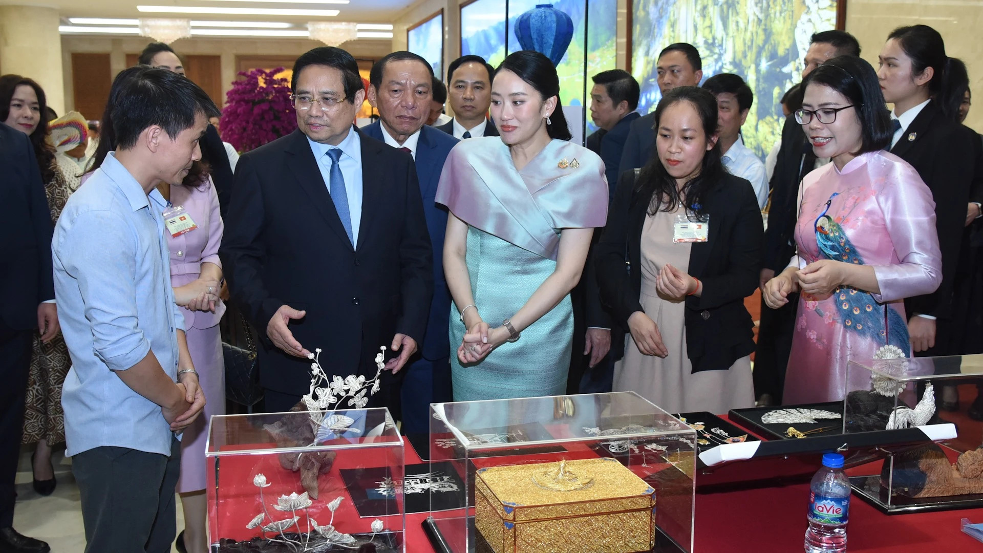 两位总理欣赏富有越南传统文化特色的手工艺品。