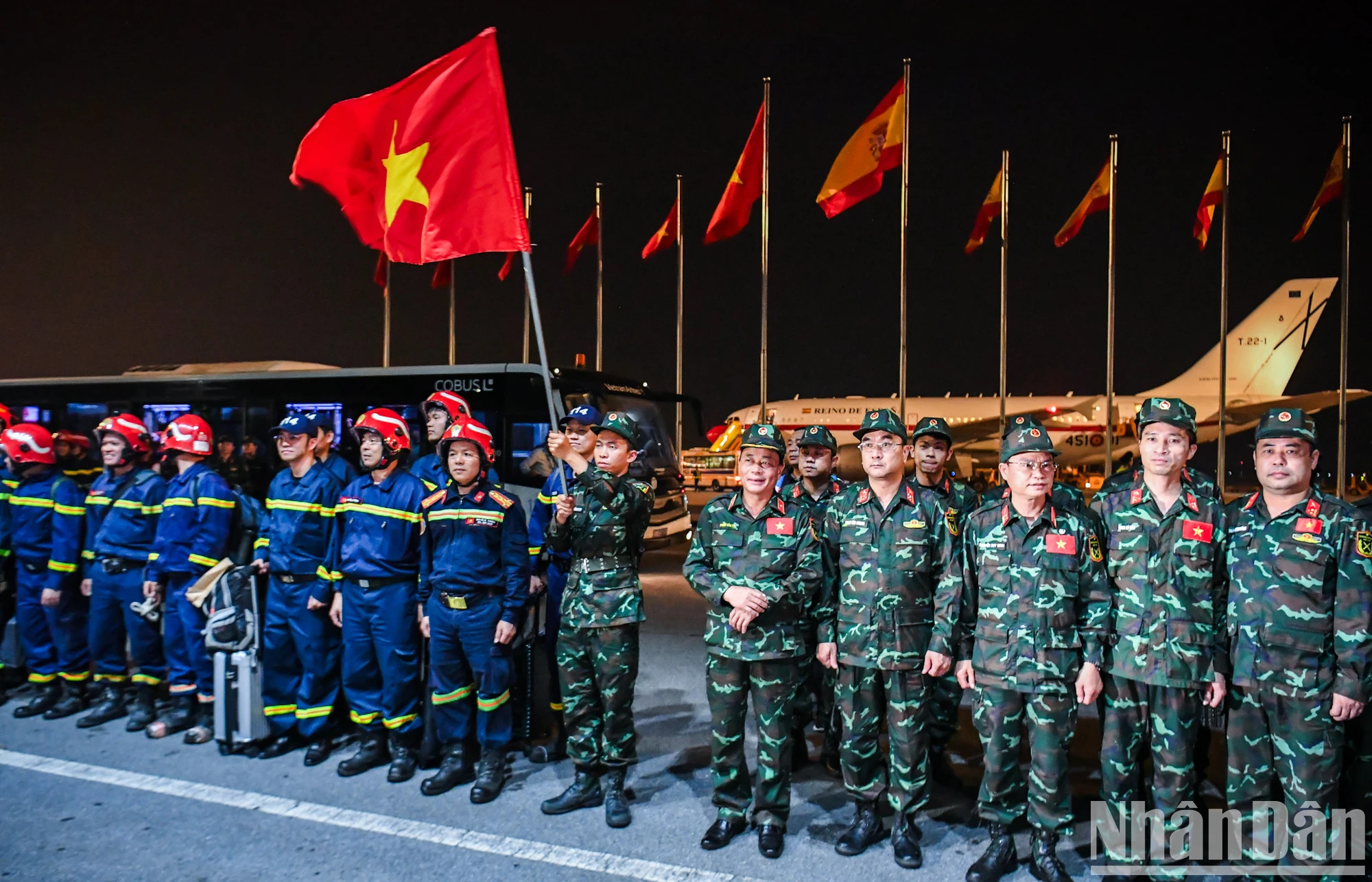 越南国防部和公安部两支救援队共有126名干部和战士，平安归国。