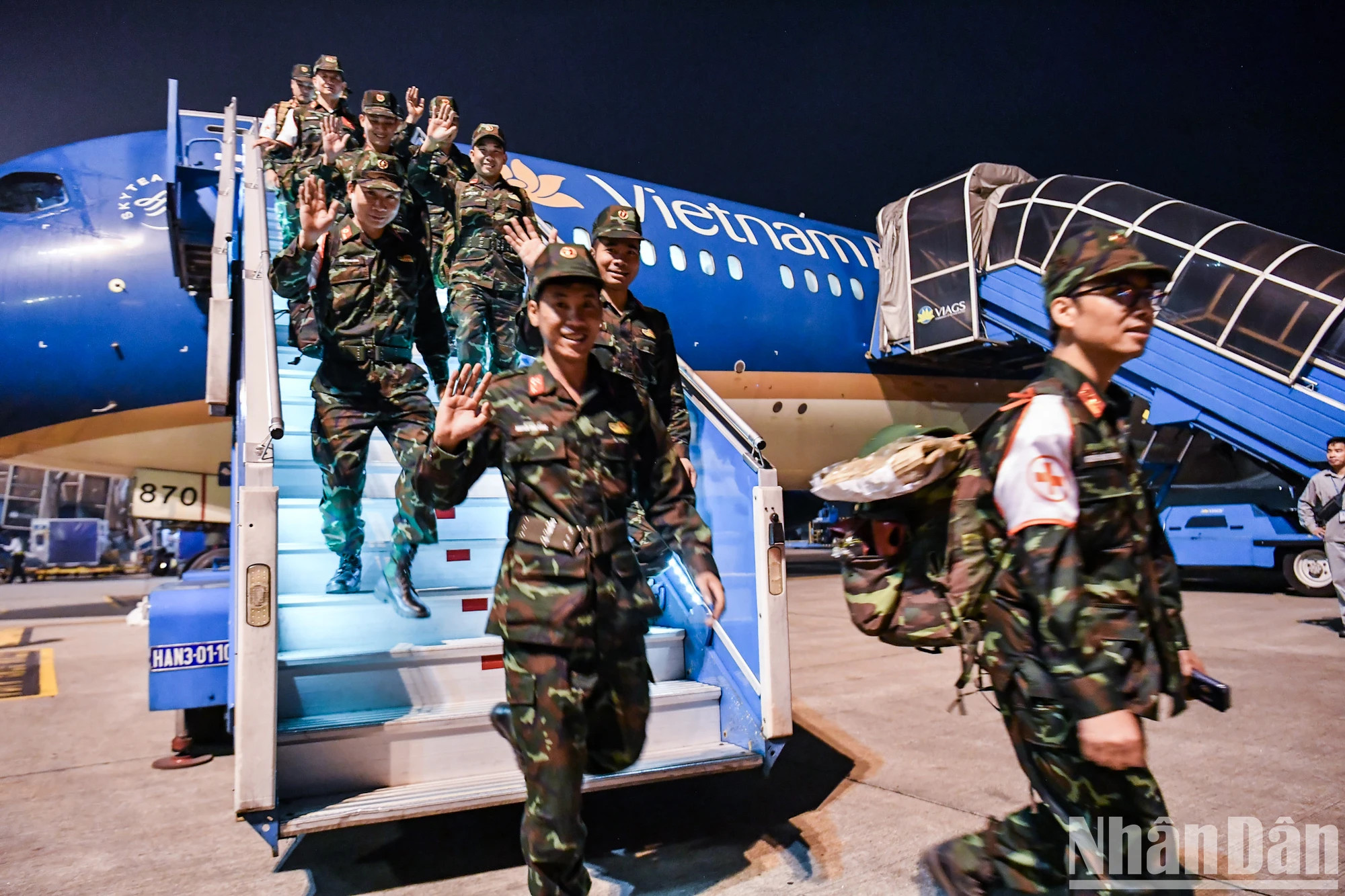 3月30日，越南国防部派出了救援队80人，携带了救援所需设备、材料、药品、6只搜救犬和大量物资前往缅甸参加该国地震救援工作。经过10天在缅执行任务之后，战士们以兴奋和喜悦的心情返回国家。