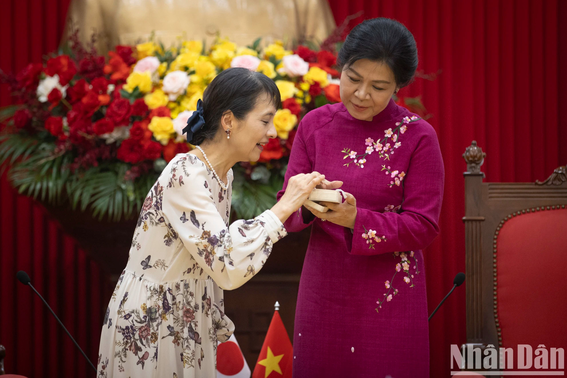 日本首相石破茂的夫人石破佳子向越共中央总书记苏林的夫人吴芳璃赠送礼物。 日本首相石破茂的夫人石破佳子向越共中央总书记苏林的夫人吴芳璃赠送礼物。