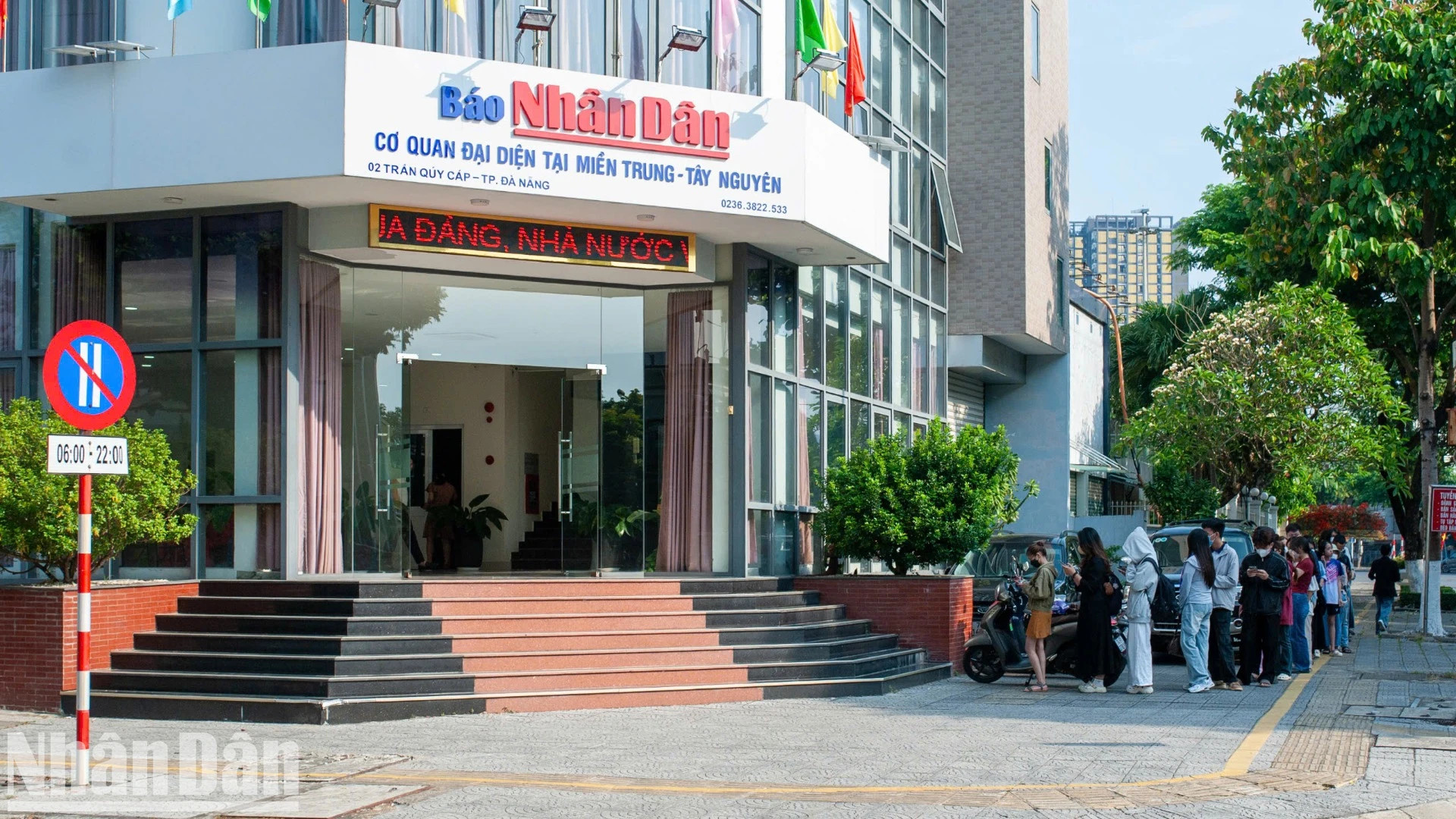 人们在《人民报》社中部-西原地区分社总部前排起长队,等待领取特别副刊。 人们在《人民报》社中部-西原地区分社总部前排起长队,等待领取特别副刊。