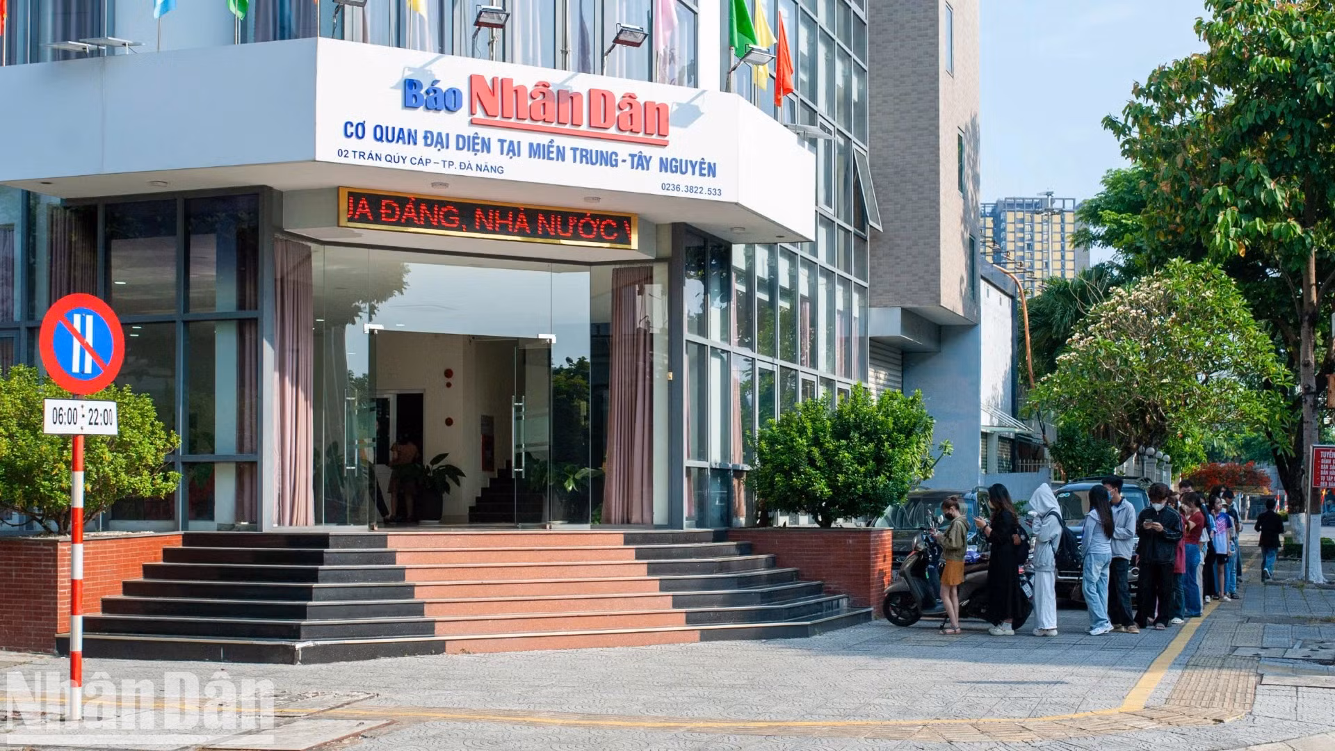 人们在《人民报》社中部-西原地区分社总部前排起长队，等待领取特别副刊。