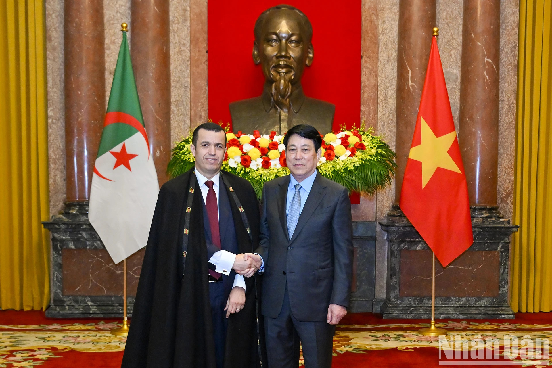 国家主席梁强和阿尔及利亚民主人民共和国新任驻越南大使Azeddine Bechka。 国家主席梁强和阿尔及利亚民主人民共和国新任驻越南大使Azeddine Bechka。