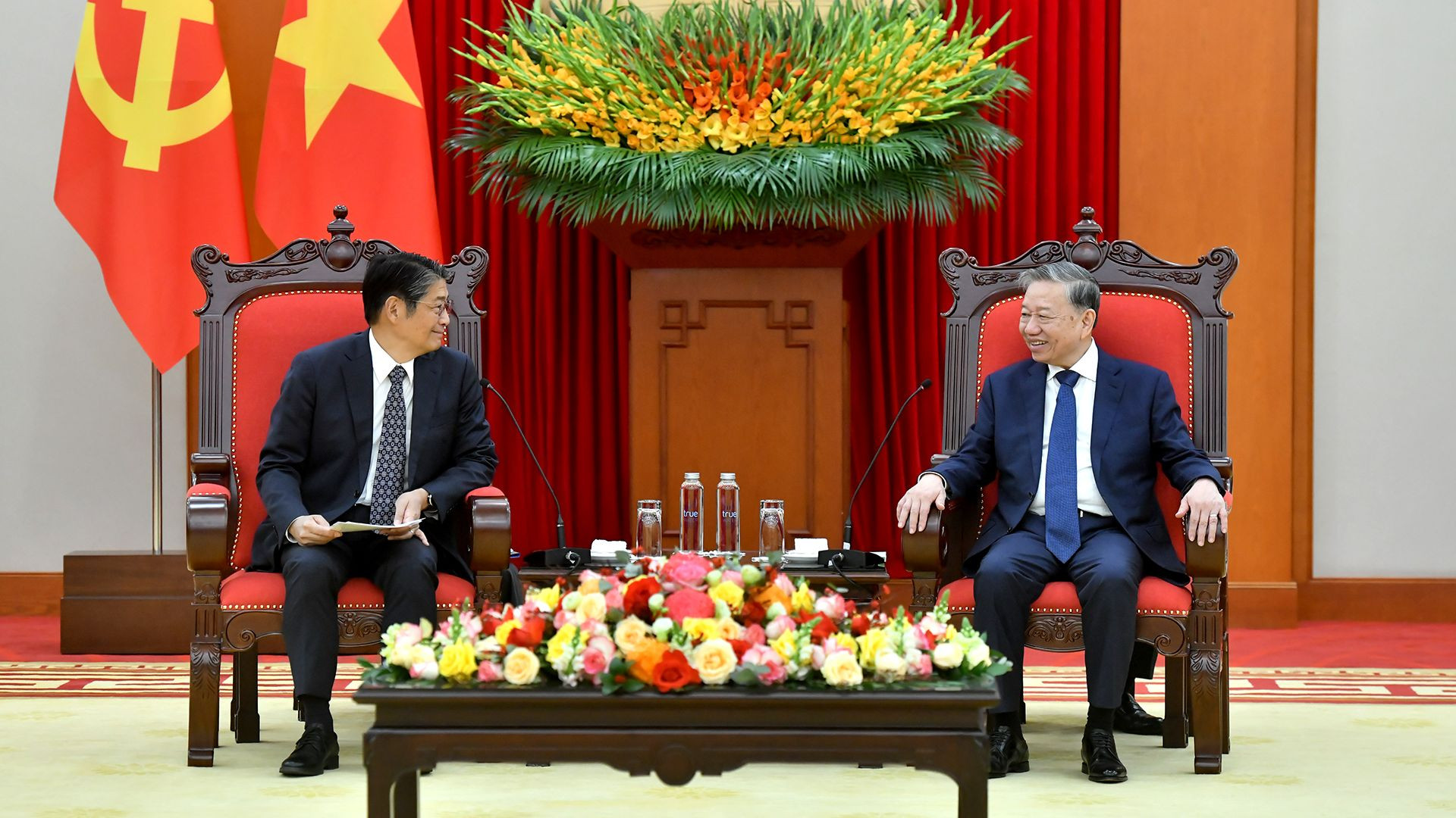 越共中央总书记苏林会见日本驻越南大使伊藤直树。