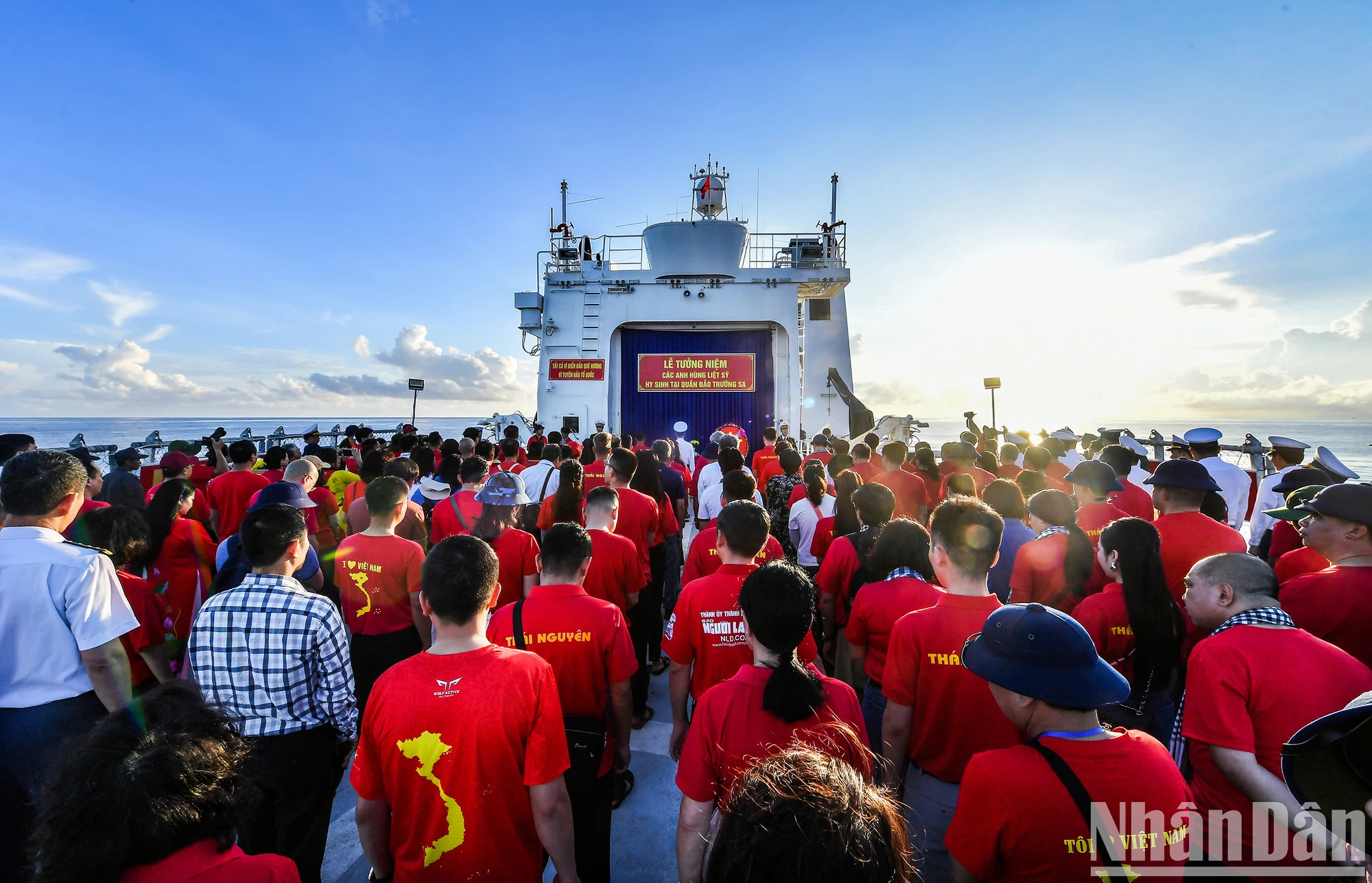 在庄严肃穆的氛围中，工作代表团成员默然肃立，深切缅怀64位为捍卫海洋岛屿主权事业而英勇牺牲的干部和战士。