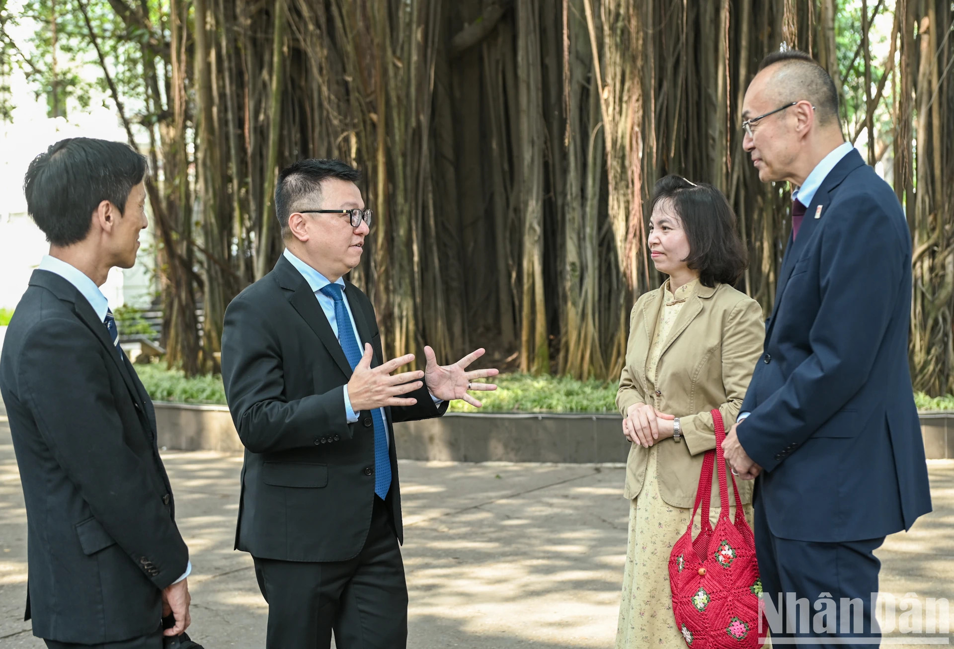 《人民报》社总编辑黎国明与日本国际协力机构代表团在《人民报》社院内进行交谈。