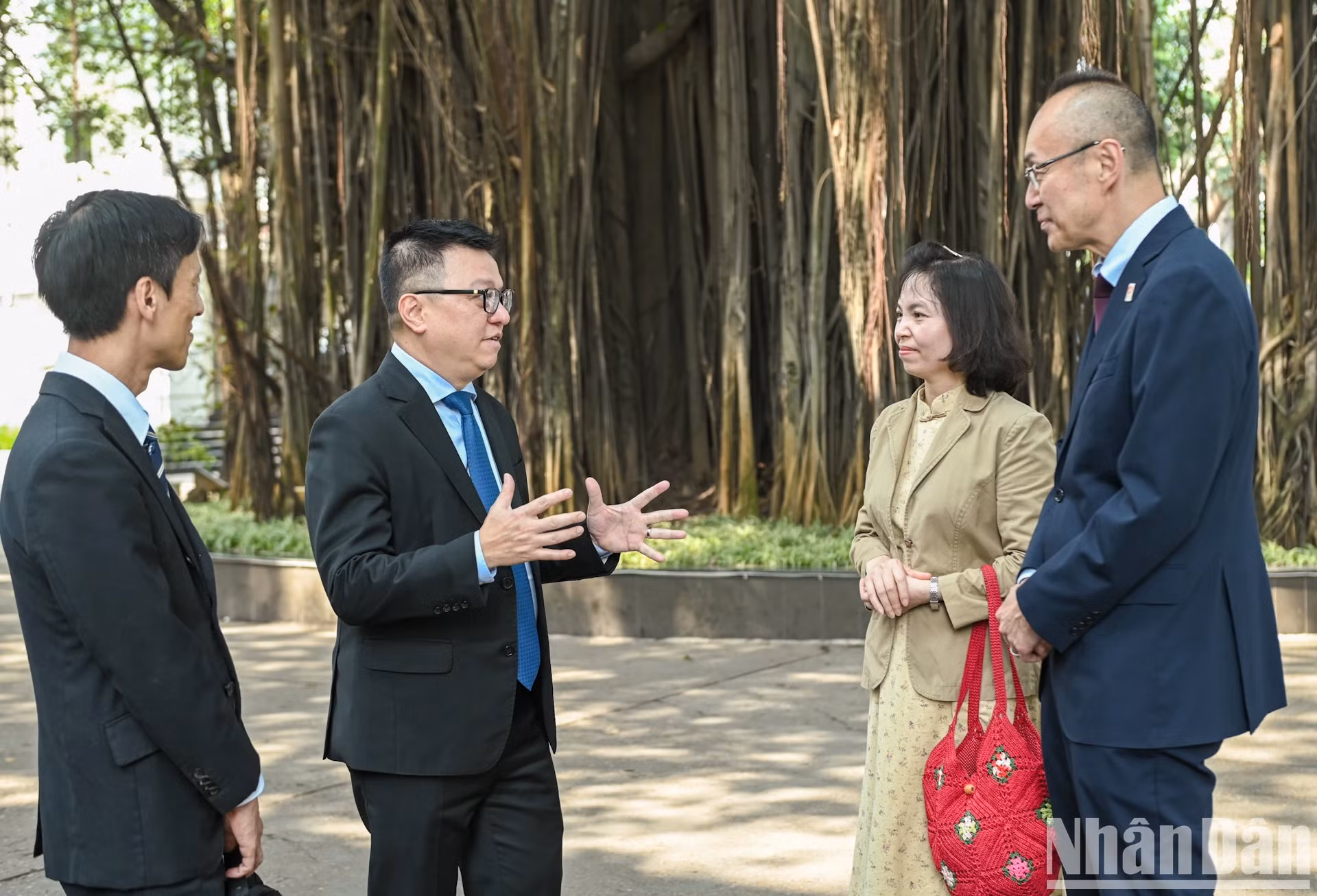 《人民报》社总编辑黎国明与日本国际协力机构代表团在《人民报》社院内进行交谈。