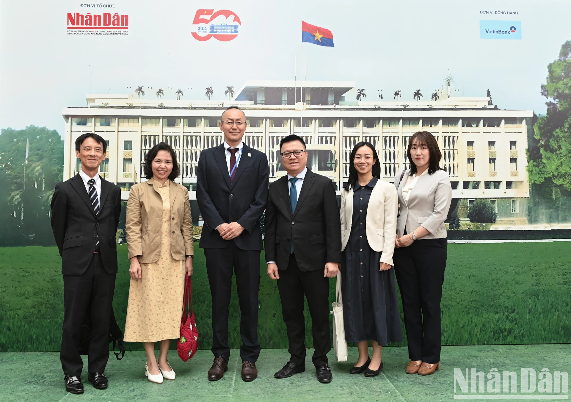 《人民报》社总编辑黎国明和日本国际协力机构代表团参观庆祝南方解放、国家统一50周年的互动展览。