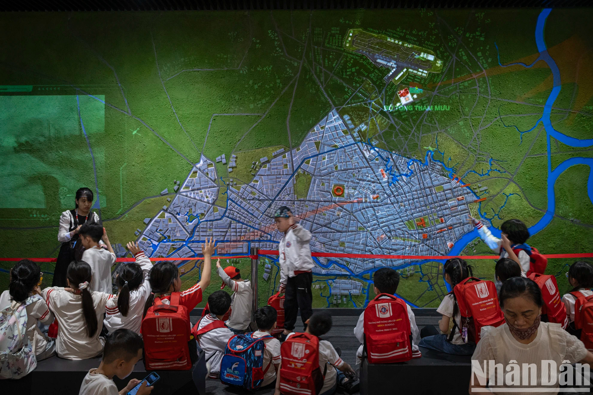 学生们兴奋地体验胡志明战役的沙盘模型。 学生们兴奋地体验胡志明战役的沙盘模型。