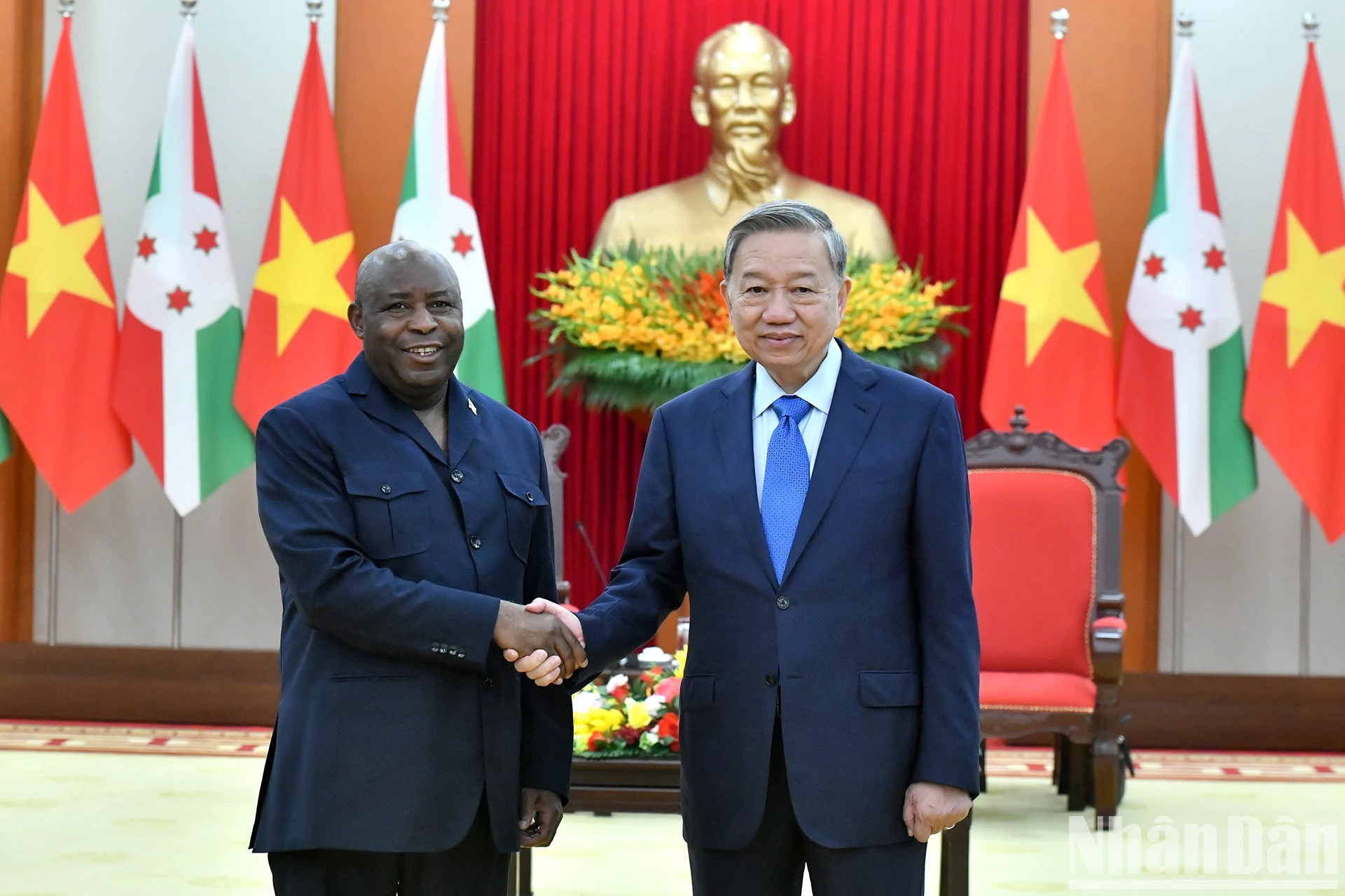 越共中央总书记苏林和布隆迪总统埃瓦里斯特·恩达伊施米耶。