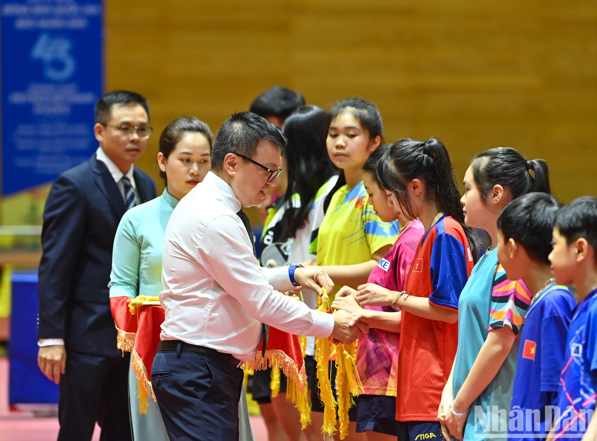 各位代表向参赛运动员代表团和裁判团颁发纪念章和赛事纪念旗。 各位代表向参赛运动员代表团和裁判团颁发纪念章和赛事纪念旗。