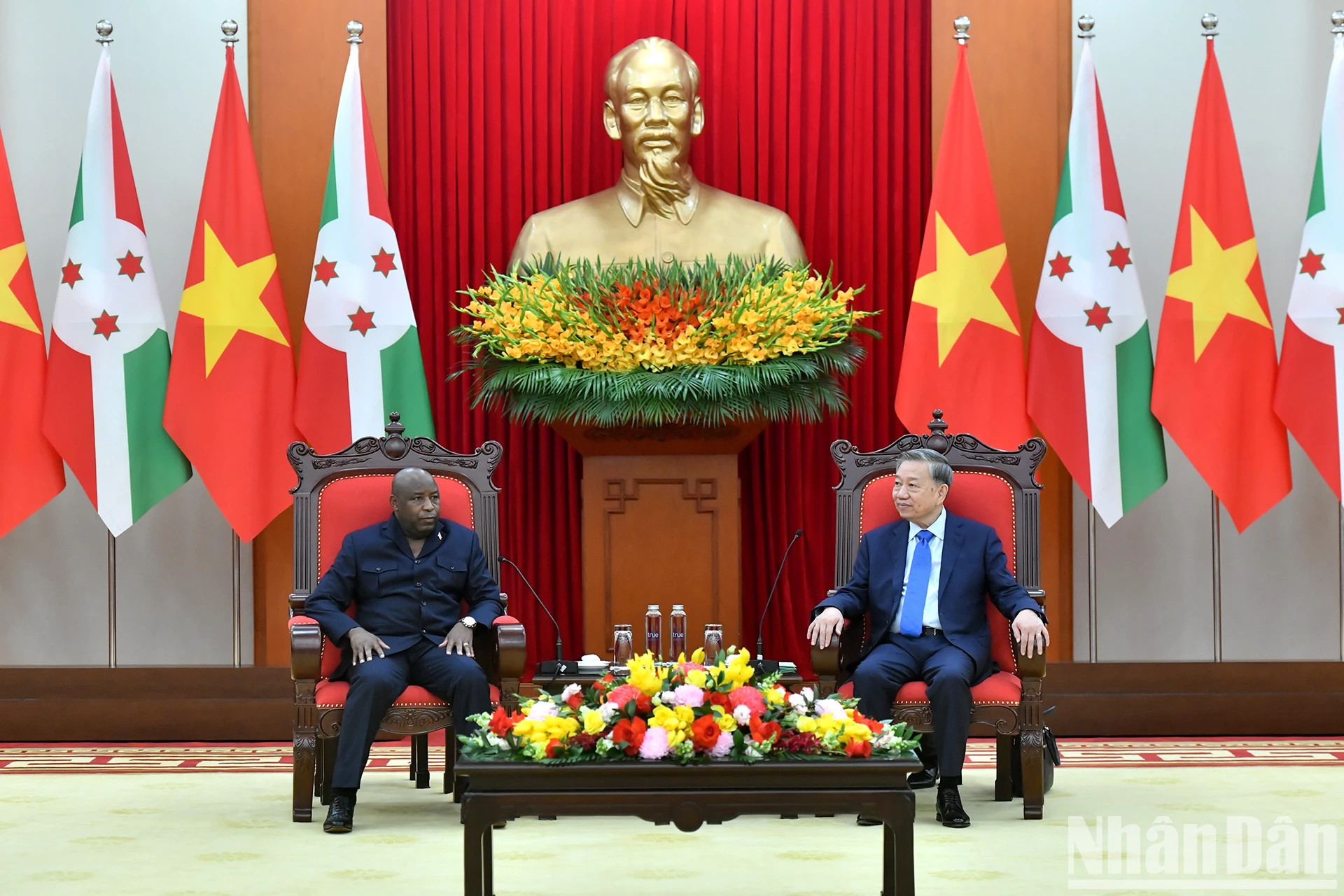 越共中央总书记苏林会见布隆迪总统埃瓦里斯特·恩达伊施米耶。