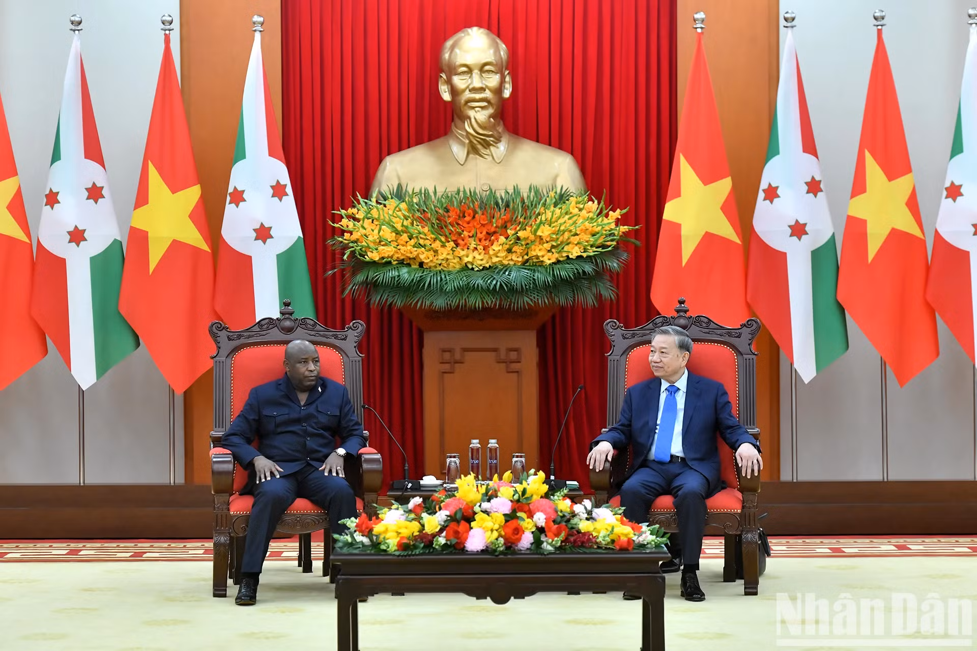 越共中央总书记苏林会见布隆迪总统埃瓦里斯特·恩达伊施米耶。
