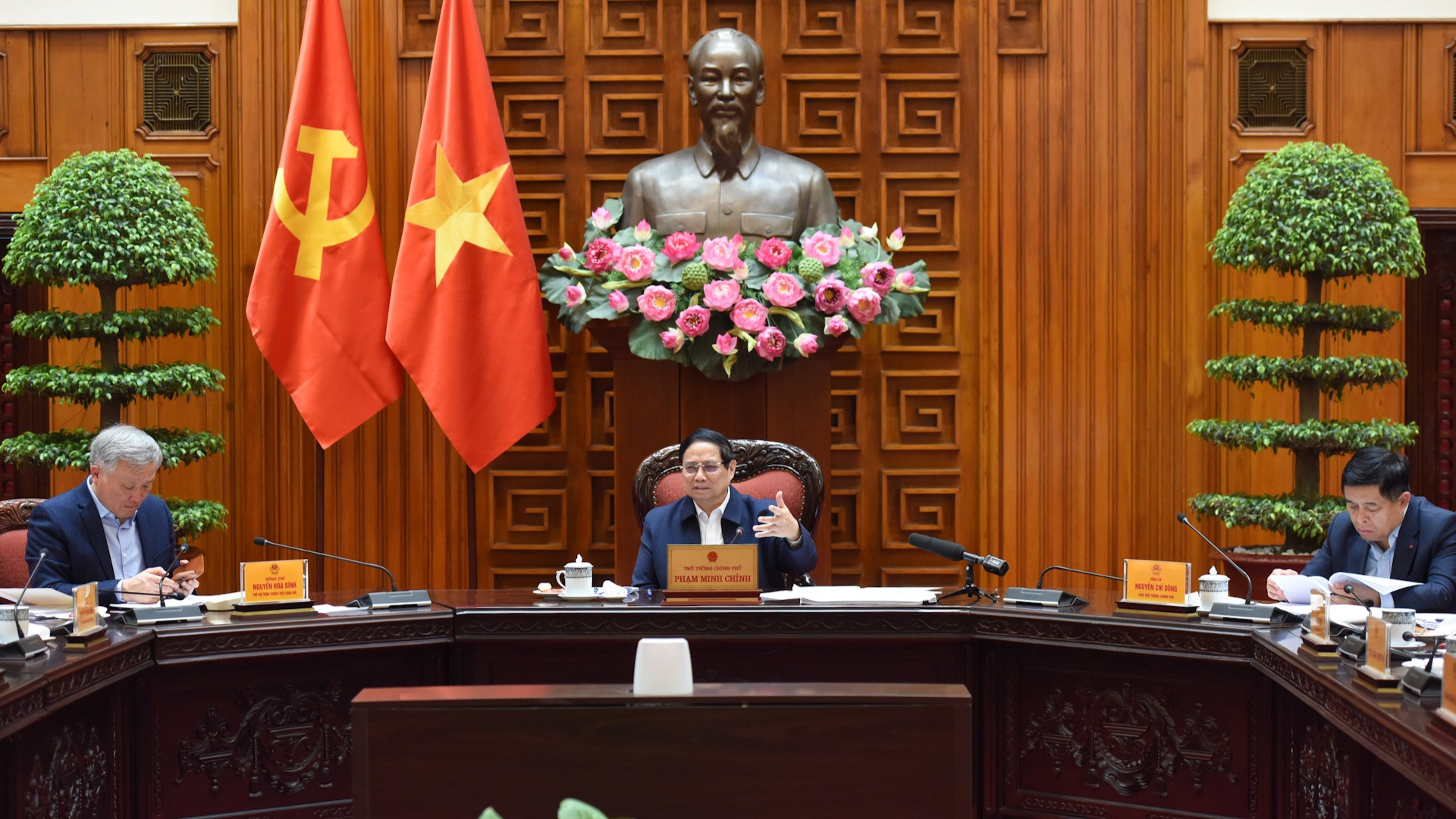 范明正总理与各行业部委代表举行会议，旨在解决长期积压项目困难。
