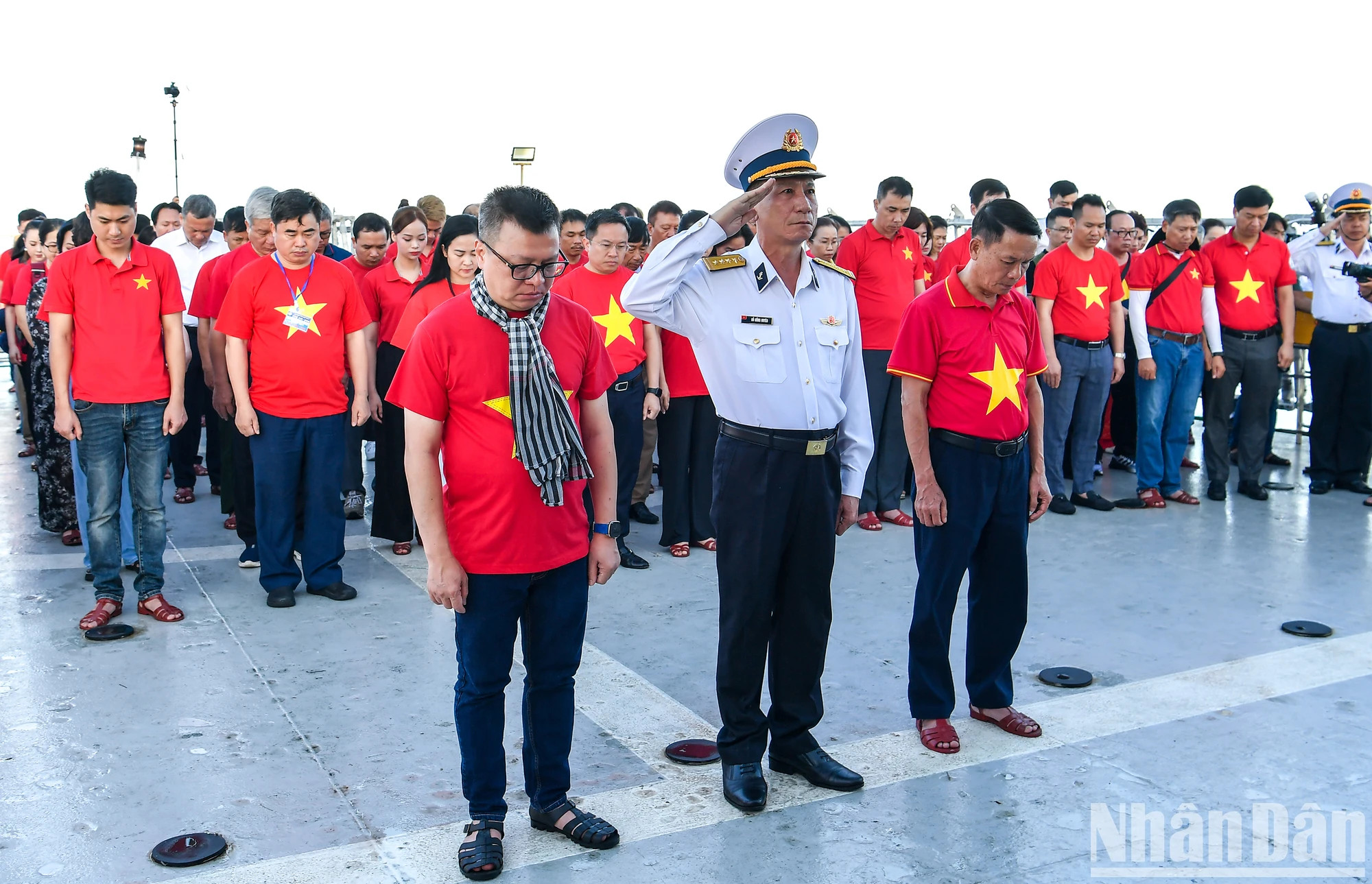 在庄严肃穆的氛围中，工作代表团成员默然肃立，深切缅怀64位为捍卫海洋岛屿主权事业而英勇牺牲的干部和战士。