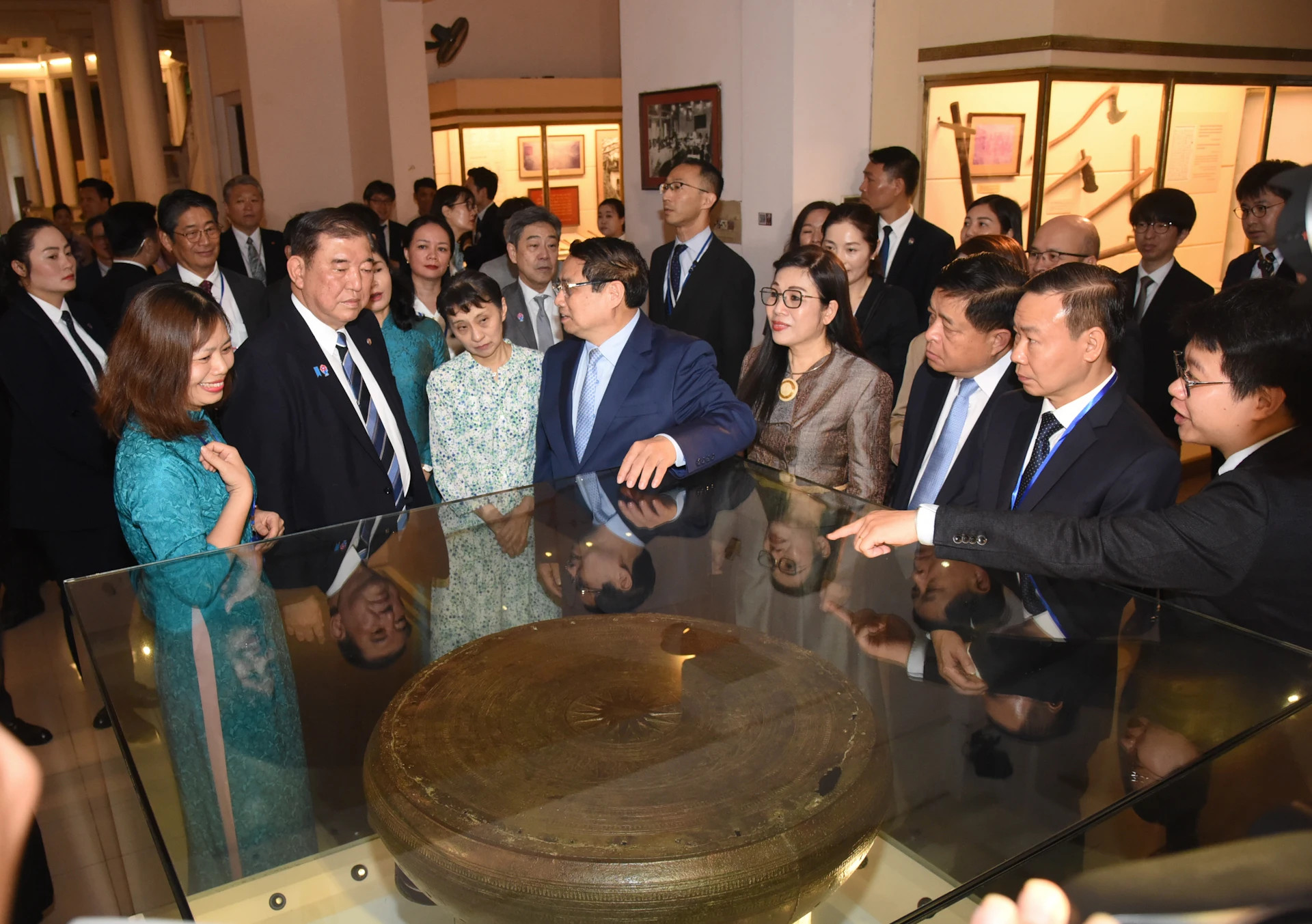 范明正总理向石破茂首相和夫人介绍东山铜鼓。 范明正总理向石破茂首相和夫人介绍东山铜鼓。