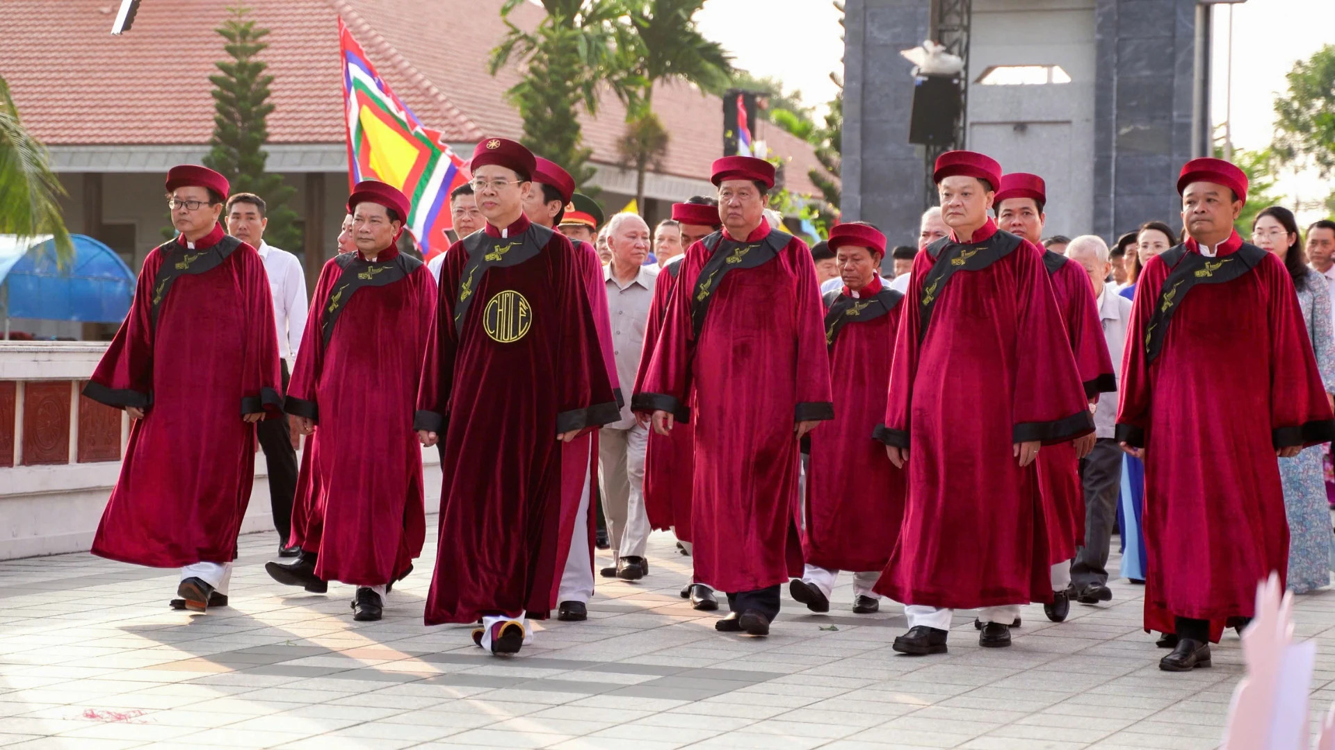 芹苴市领导代表团进入主殿，实现雄王祭祖仪式。